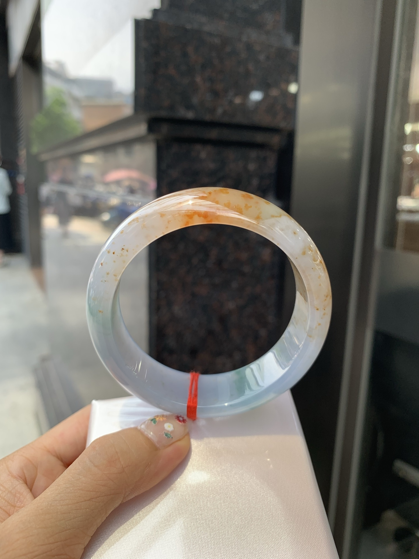 三彩洒金宽版正圈，打灯细纹，底妆冰润细腻，玉见三彩，镯藏星河，细腻的底妆里，晕染着温柔的淡紫底色，几抹绿花悄悄探头，再配上满天洒下的金桂花，像把春日的晚晴，夏夜的星光，都揉进这一圈圆满里。