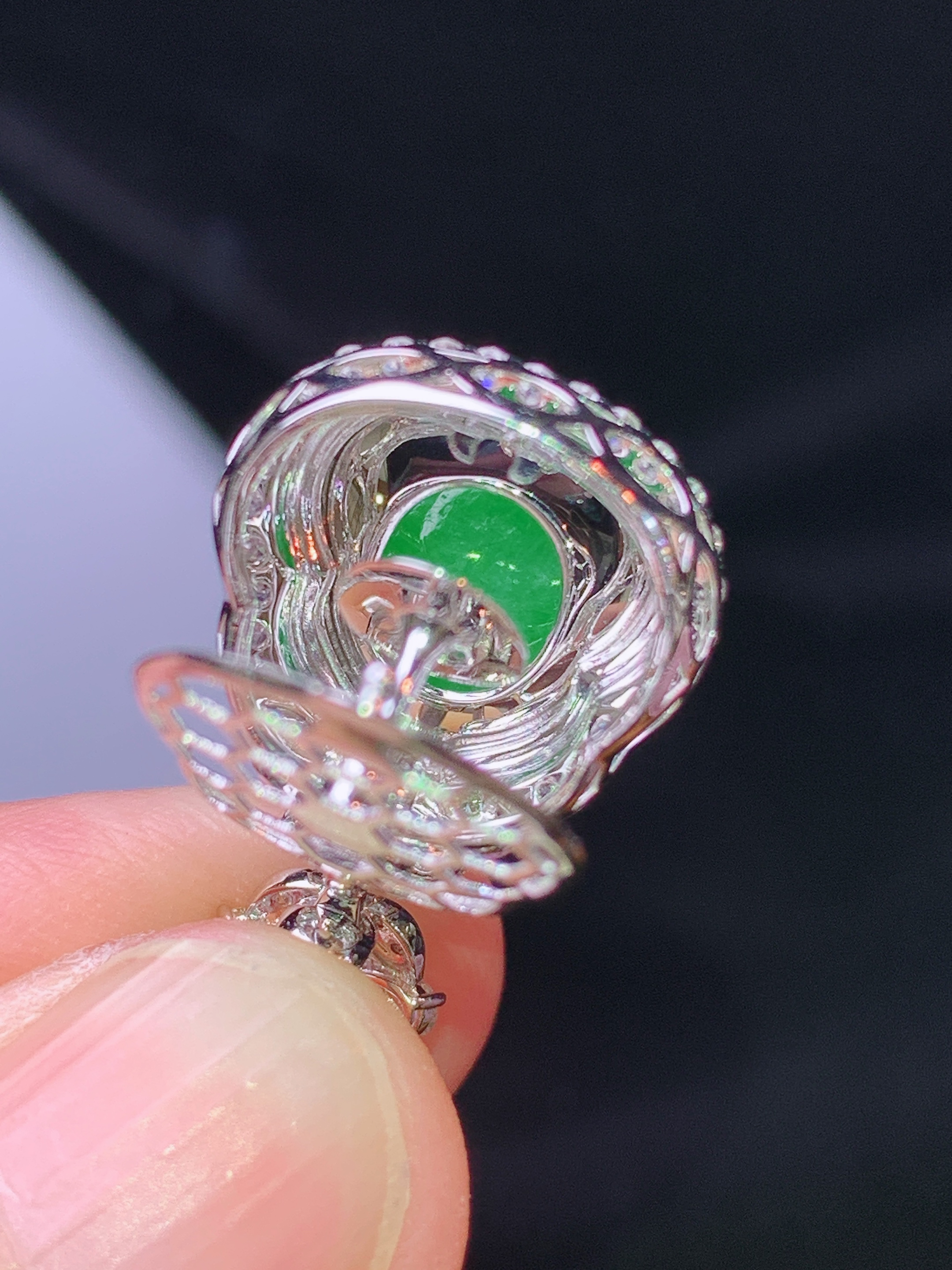 18k金钻镶嵌冰阳绿葫芦吊坠 玉质细腻 色泽艳丽清新 水润亮眼 整体尺寸23.2*14.5*10 h1