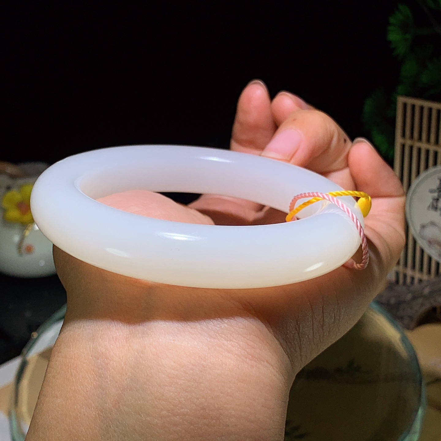59圈口 新疆和田玉羊脂白玉手镯。59圈口条宽13玉质细腻油润。手推出油。品相大气。lt260520