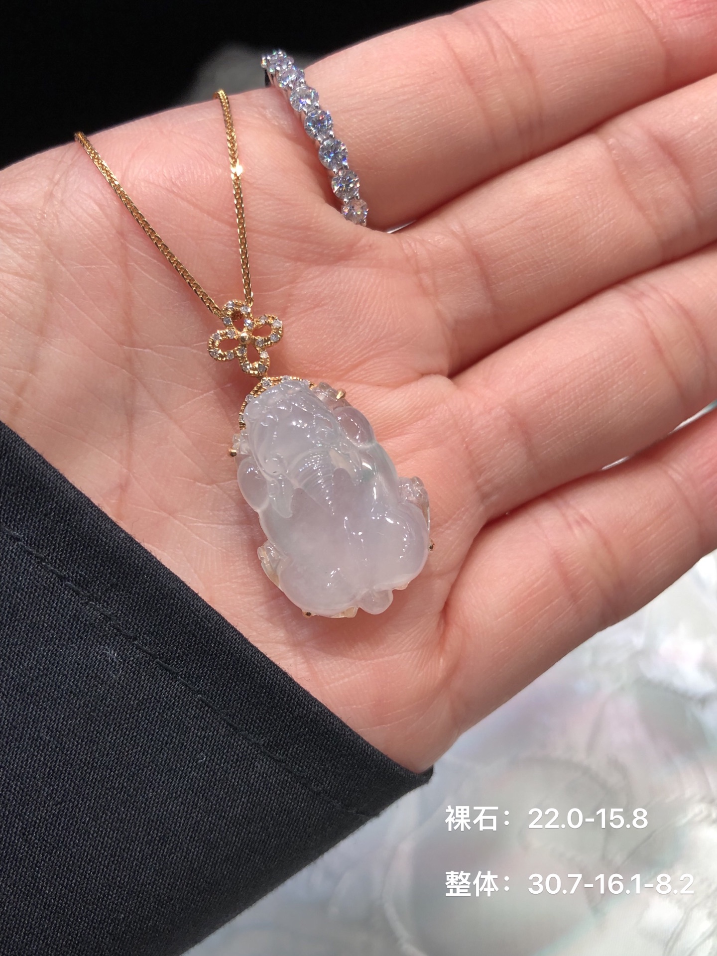 冰种貔貅吊坠 冰透水润，质地细腻 雕刻精致，展现貔貅的威严与灵动 18k金镶嵌，高性比 尺寸如图一 
