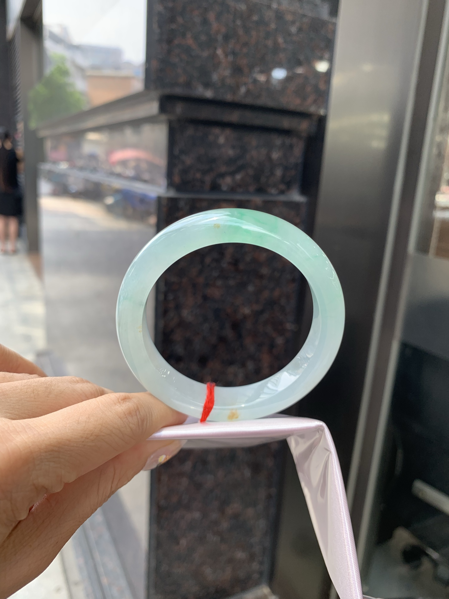 冰飘绿花洒金正圈 0523-N794 底妆冰透，冰底中开出了朵朵绿花，飘花灵动飘逸，几抹金桂花点缀，勾勒出一幅唯美诗意的山水意境画，优雅又秀气