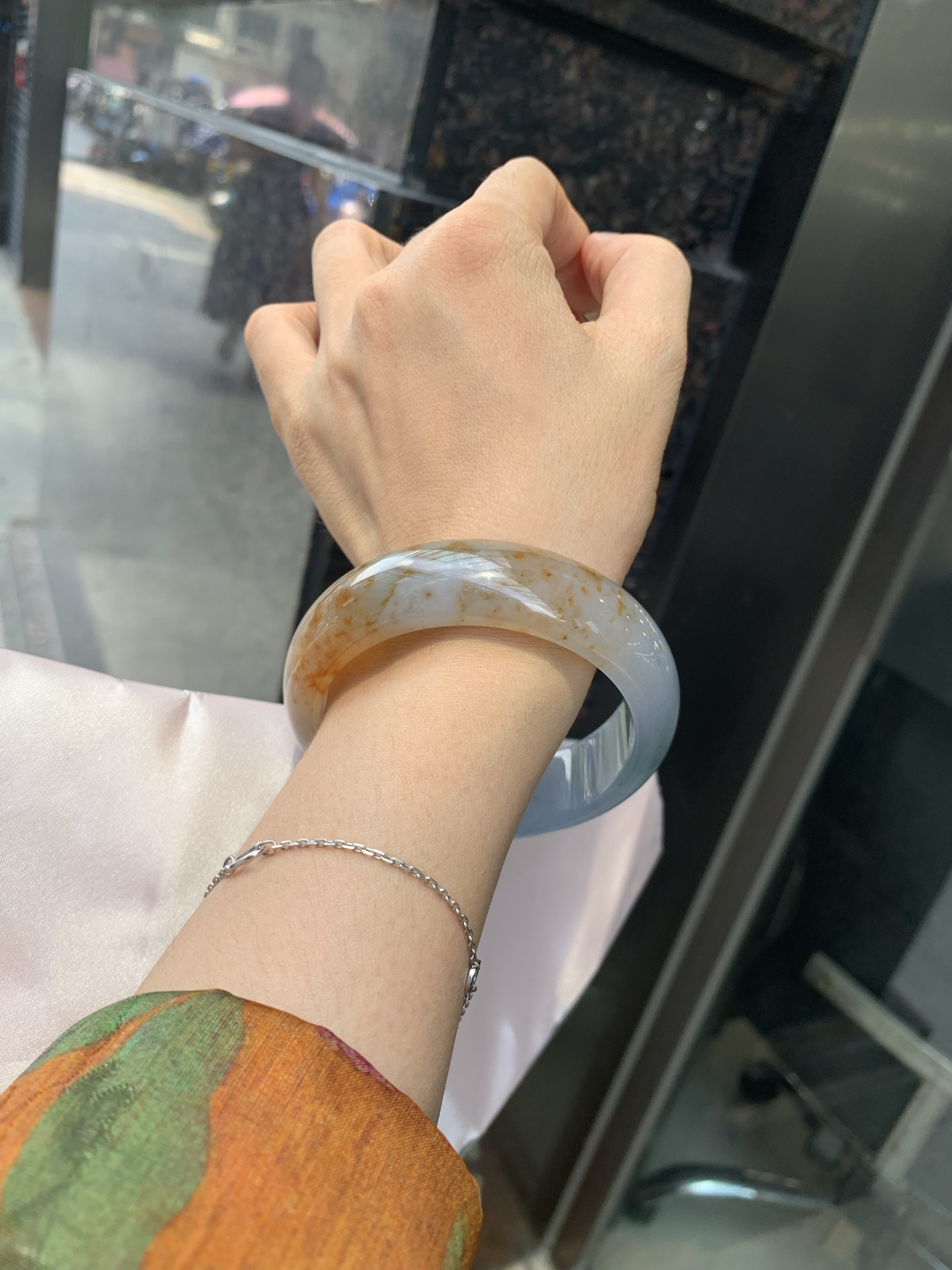 三彩洒金宽版正圈，打灯细纹，底妆冰润细腻，玉见三彩，镯藏星河，细腻的底妆里，晕染着温柔的淡紫底色，几抹绿花悄悄探头，再配上满天洒下的金桂花，像把春日的晚晴，夏夜的星光，都揉进这一圈圆满里。