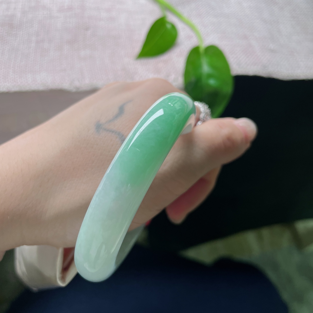 54.6/12.4/8.7，春彩正圈，绿意流转，如春水初生。双色交汇，意蕴深长，无裂，ss55629a