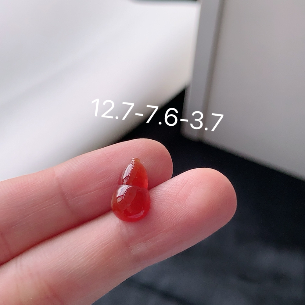 红翡葫芦挂件。种老饱满水润，品相喜悦，佩戴清新自然 货号98522，12.7-7.6-3.7