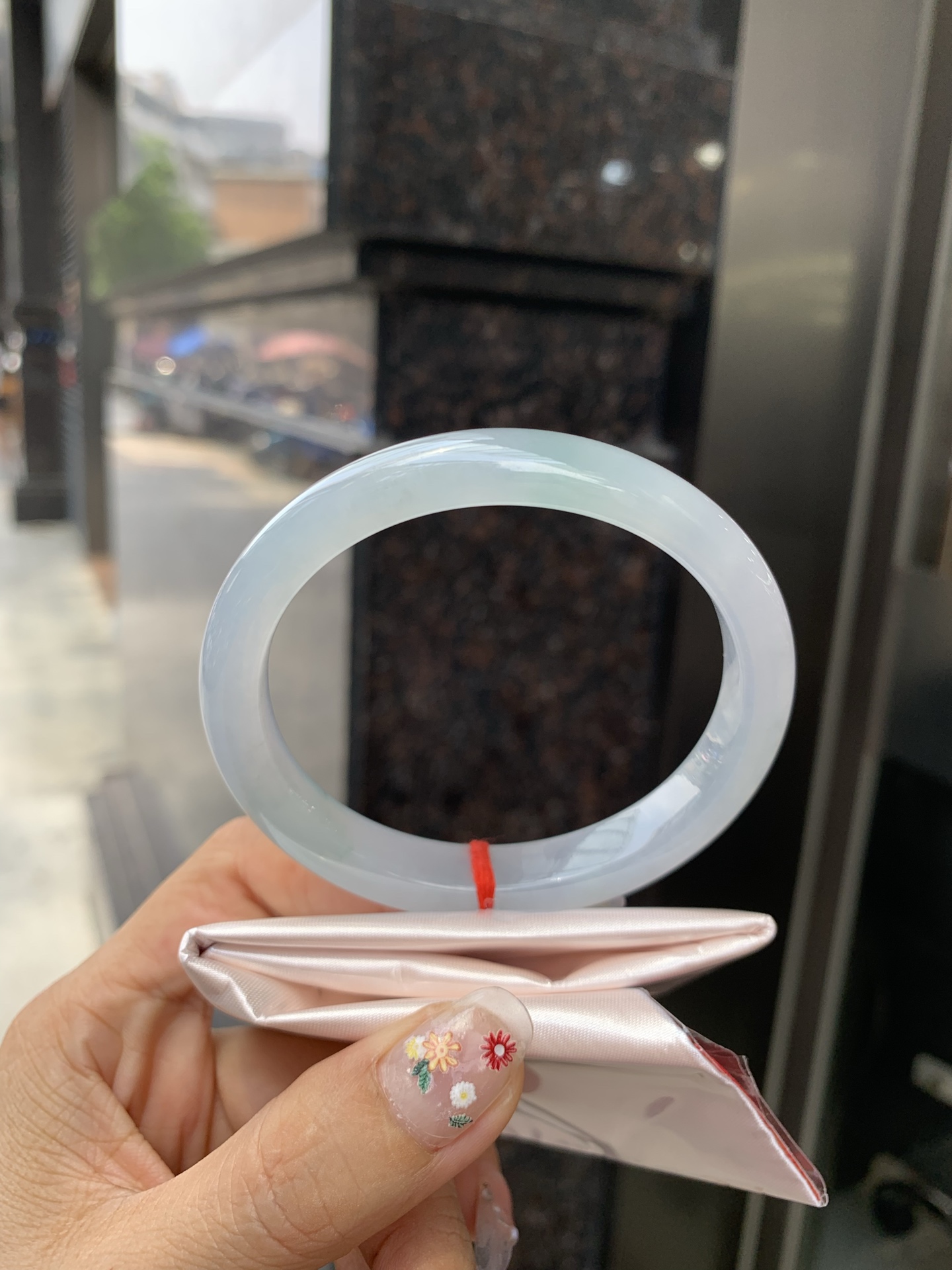 冰晴飘绿贵妃，无裂，底妆水润细腻，一汪晴水，半腕清透，像把春日青晨的薄雾揉进了镯子里，几缕若有似无的