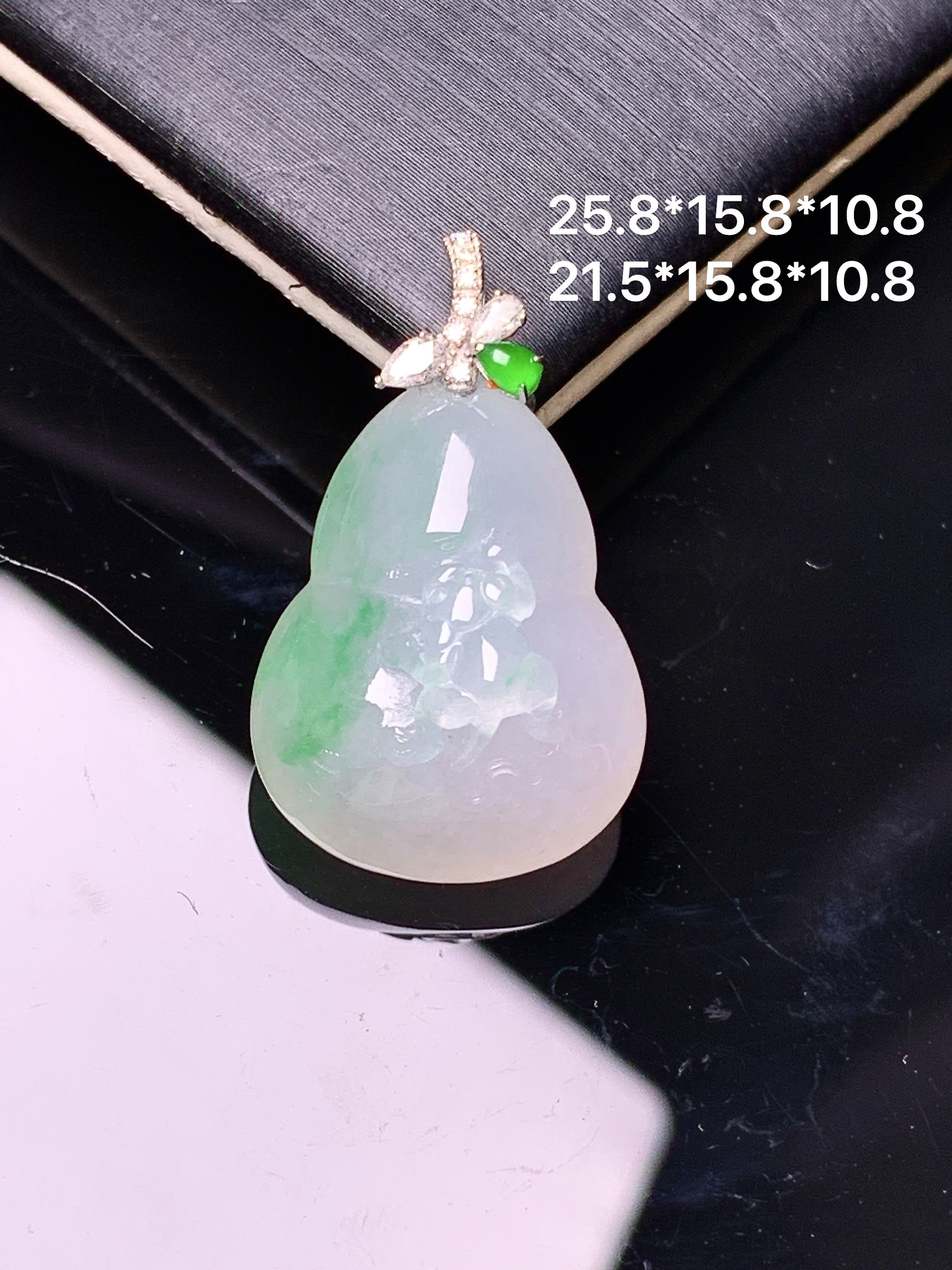 18k金钻镶嵌飘绿葫芦吊坠 玉质细腻 色泽艳丽清新 水润亮眼 整体尺寸25.8*15.8*10.8 e1