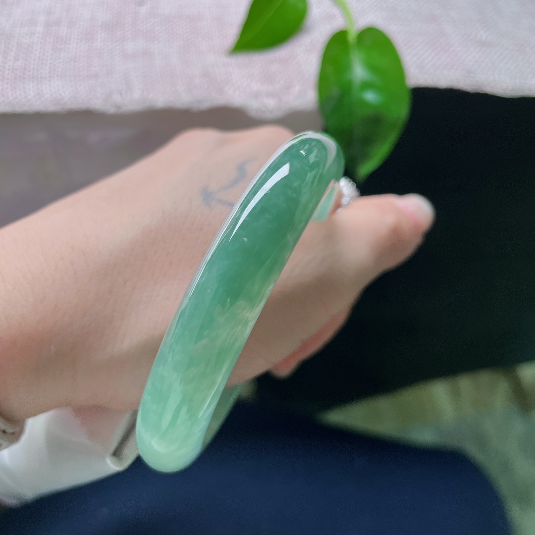 58.1/12/8.4，湖水蓝正圈，晶莹玉润，种老，颜色渐变，渐入佳境的感觉，无裂，ss53401a