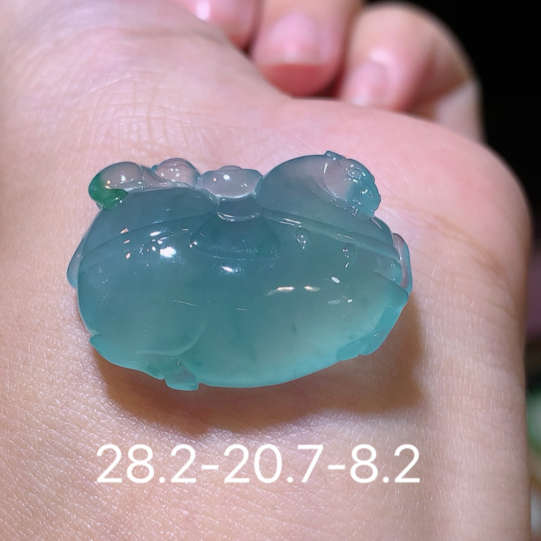 飘花唐马挂件。料子细腻清透，种水赞，静心美物，佩戴优雅迷人 货号98521，28.2-20.7-8.