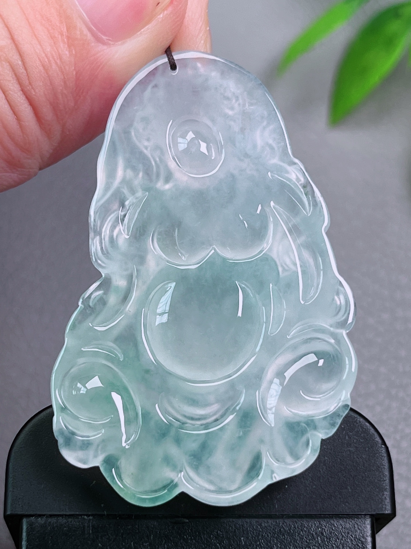 高冰种财神，玉超冰，冰透水润，起荧光，尺寸：50.5-31.4-5.7