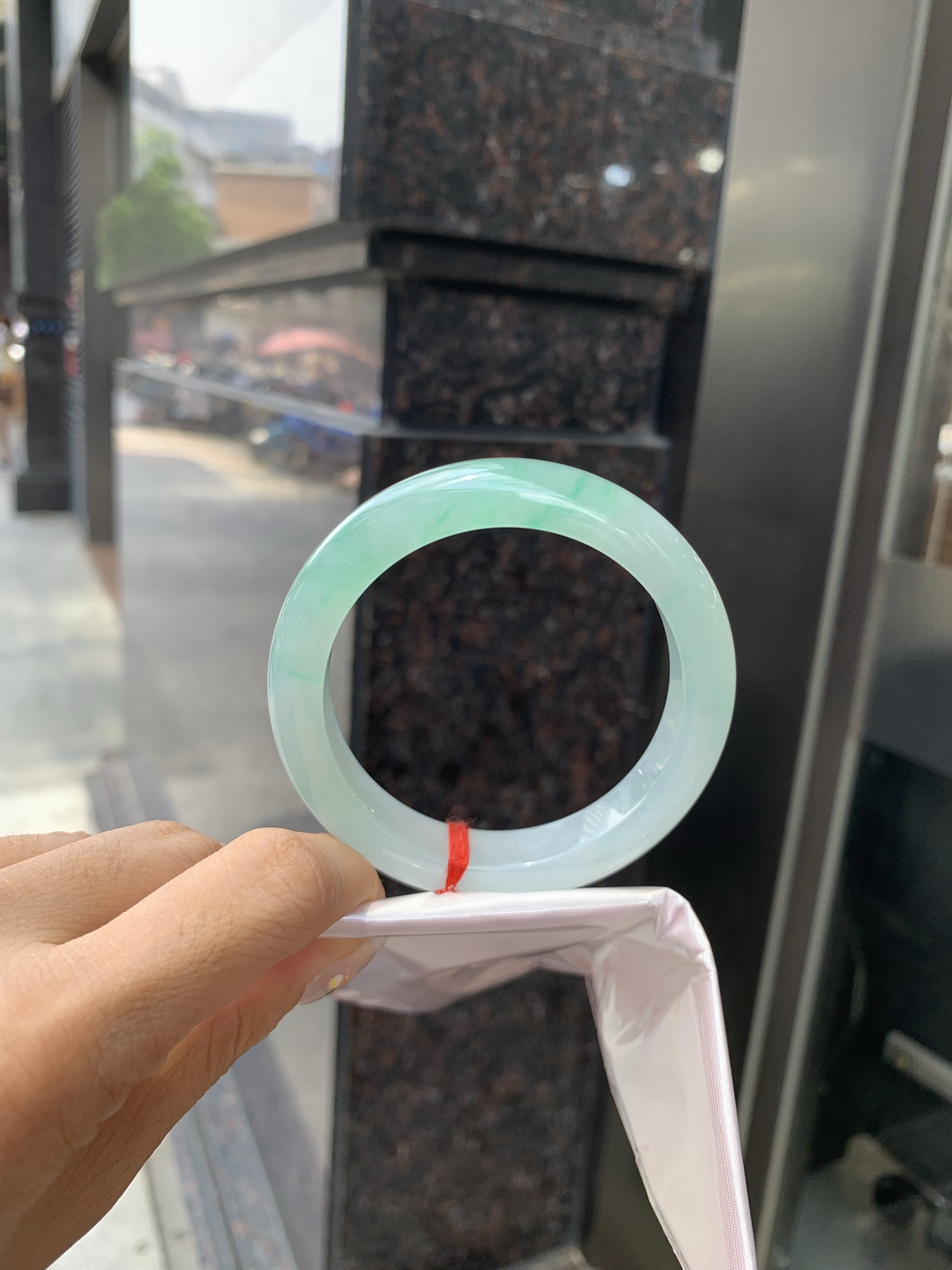 冰飘绿花正圈, 打灯细纹，底妆冰润，冰底中开出了朵朵绿花，飘花灵动飘逸，勾勒出一幅唯美诗意的山水意境画，古典优雅又秀气
