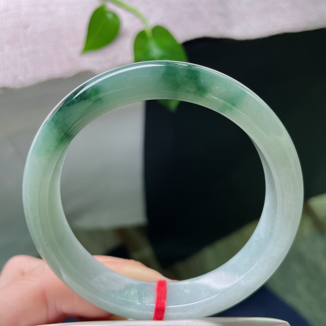 57.2/12.5/7.9，飘花正圈，水头好，温润细腻，如春风拂过湖面，漾开层层涟漪。一点皮纹，ss