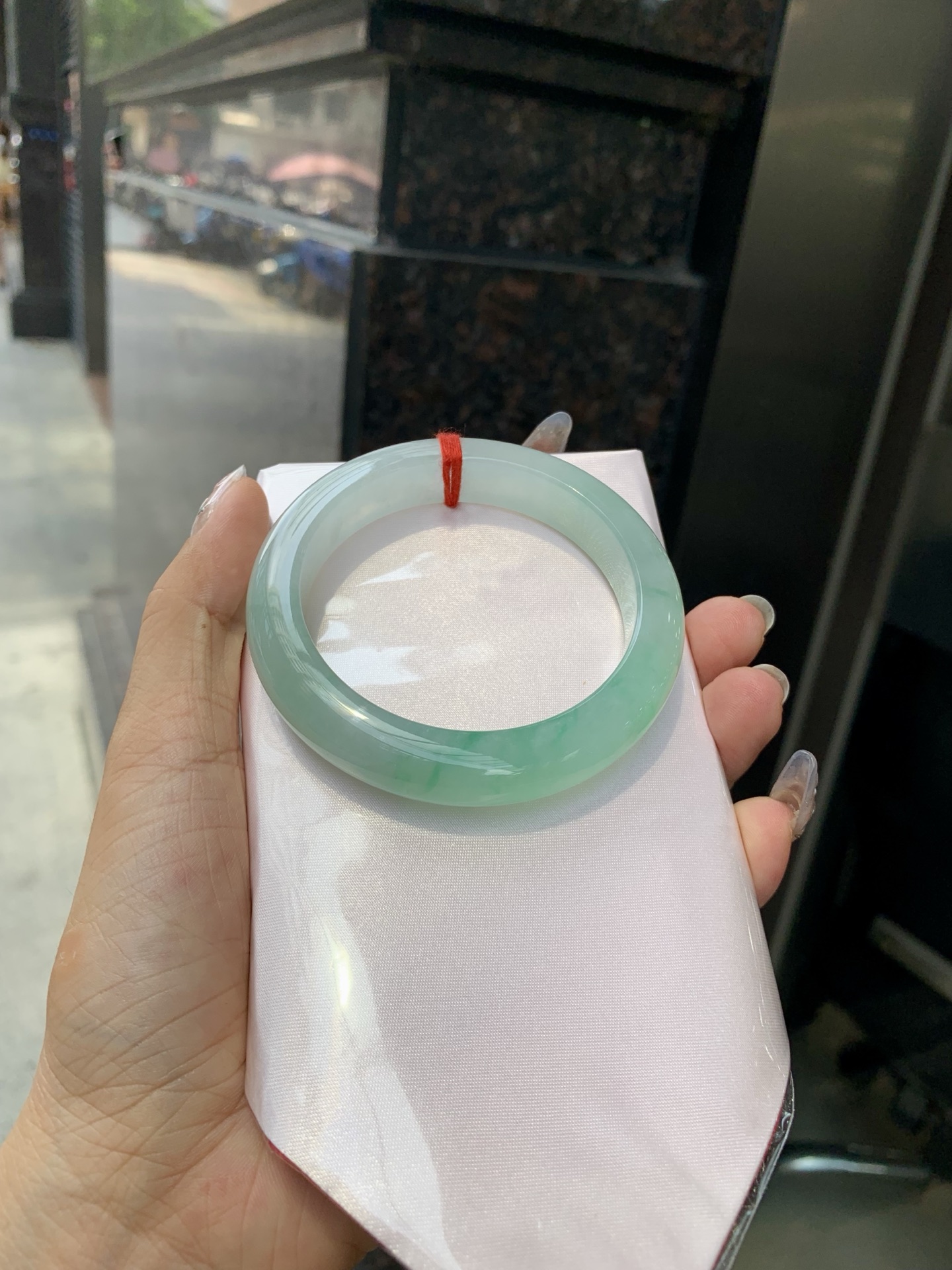 冰飘绿花正圈, 打灯细纹，底妆冰润，冰底中开出了朵朵绿花，飘花灵动飘逸，勾勒出一幅唯美诗意的山水意境画，古典优雅又秀气