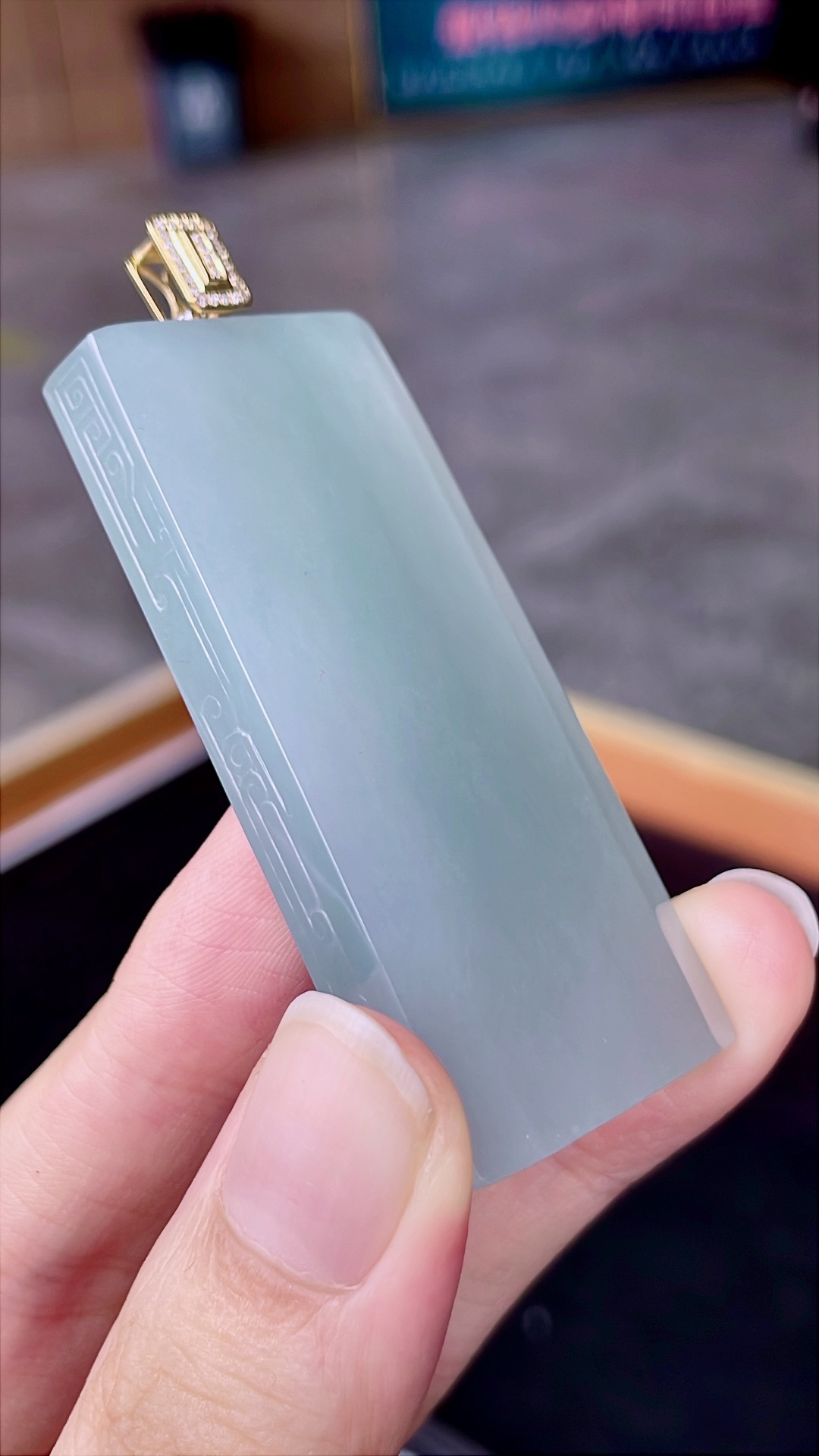 高冰晴水无事牌 油润起胶，种老肉厚，18k金镶嵌 整体：69 裸石：60/28.3/8