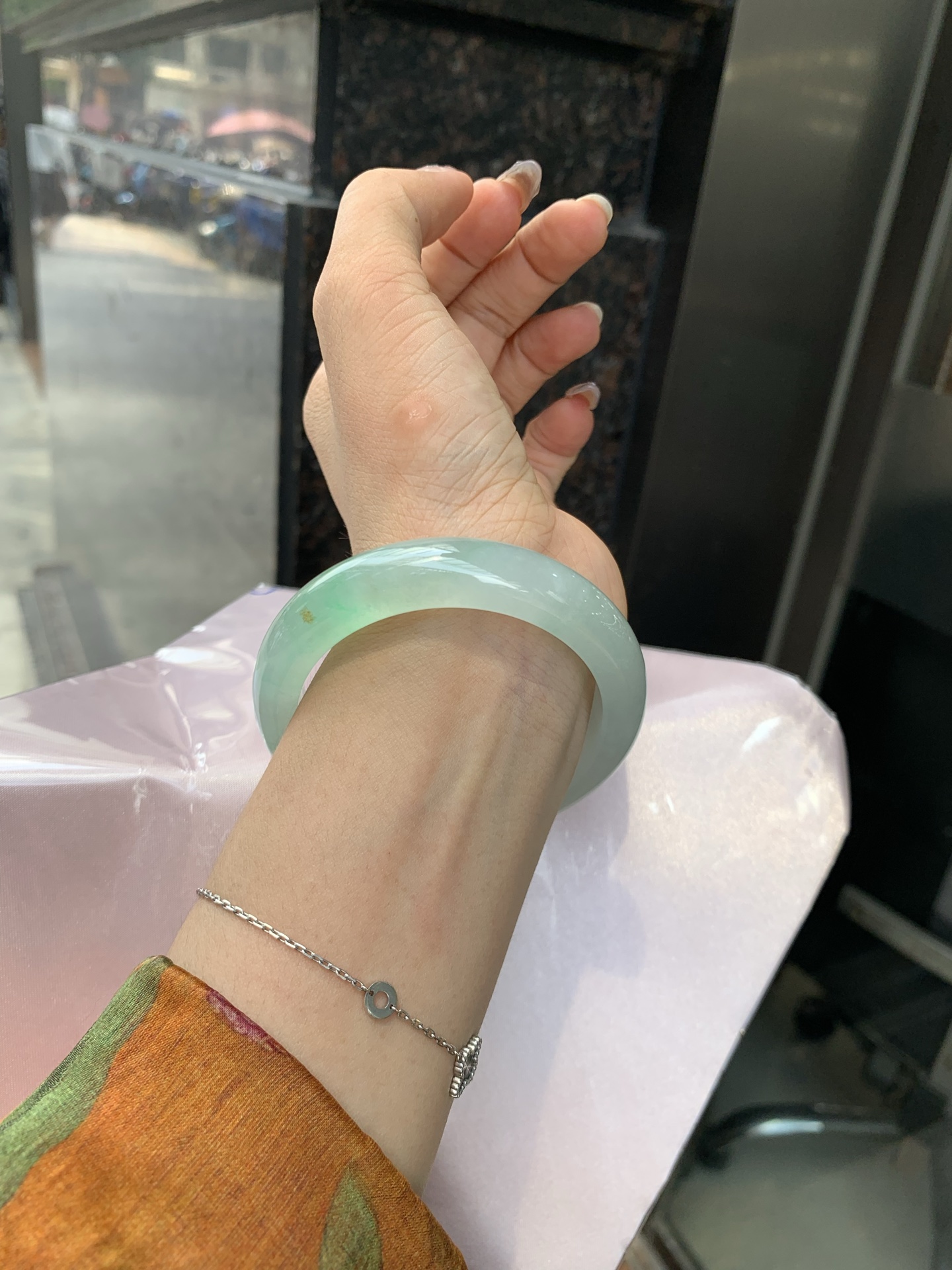 冰飘绿花洒金正圈 0523-N794 底妆冰透，冰底中开出了朵朵绿花，飘花灵动飘逸，几抹金桂花点缀，勾勒出一幅唯美诗意的山水意境画，优雅又秀气