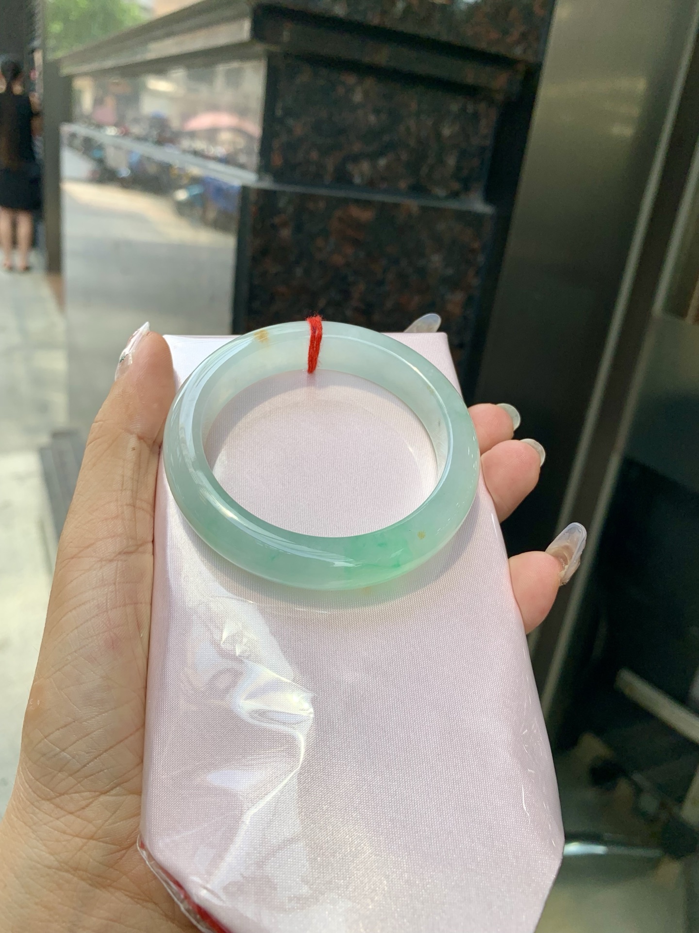 冰飘绿花洒金正圈 0523-N794 底妆冰透，冰底中开出了朵朵绿花，飘花灵动飘逸，几抹金桂花点缀，勾勒出一幅唯美诗意的山水意境画，优雅又秀气