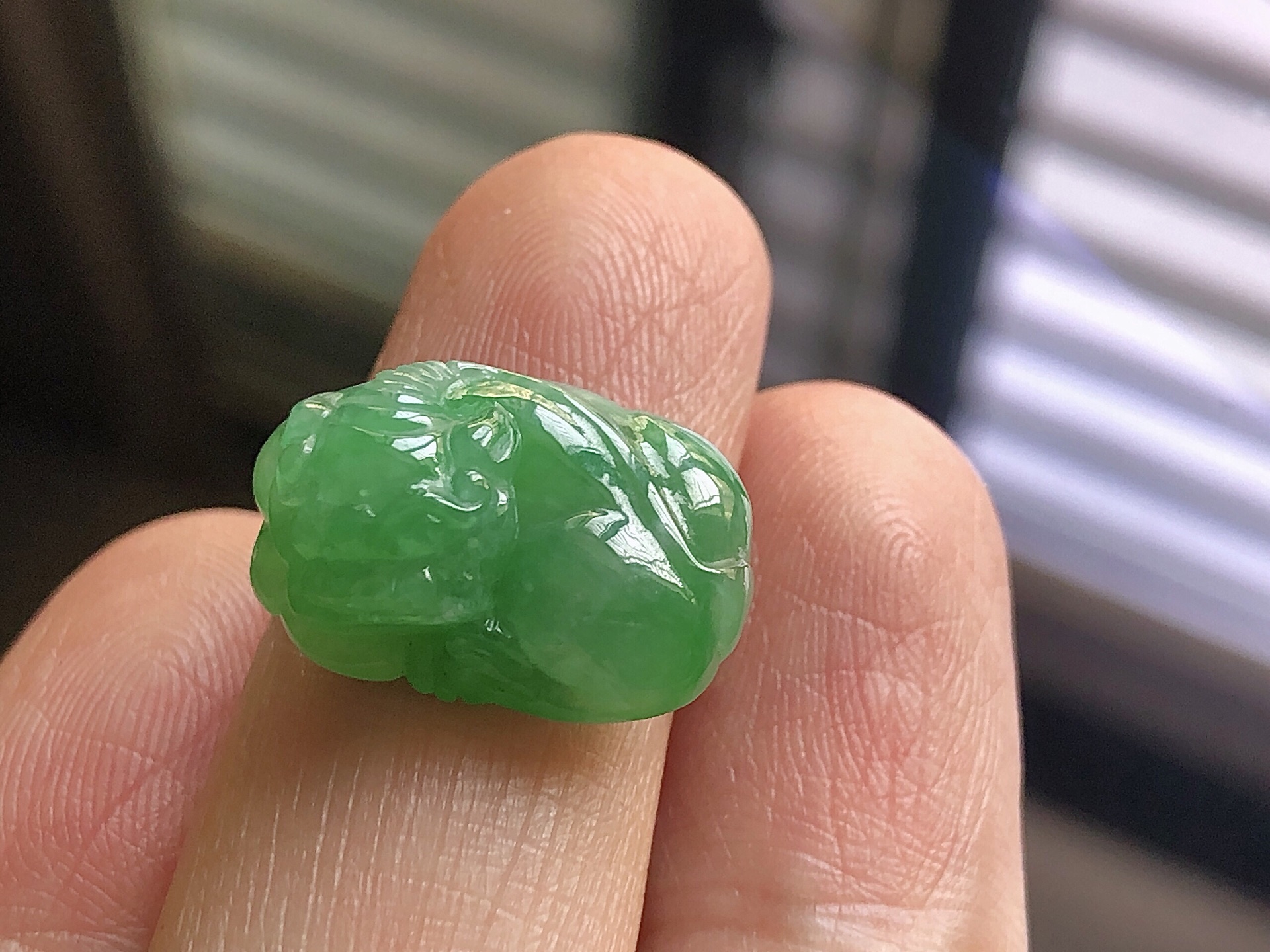️ 冰种阳绿貔貅， 色泽艳阳，通透水润，玉质细腻，夺目迷人，镶嵌效果，品相，无裂，尺寸19*12.7*9.6