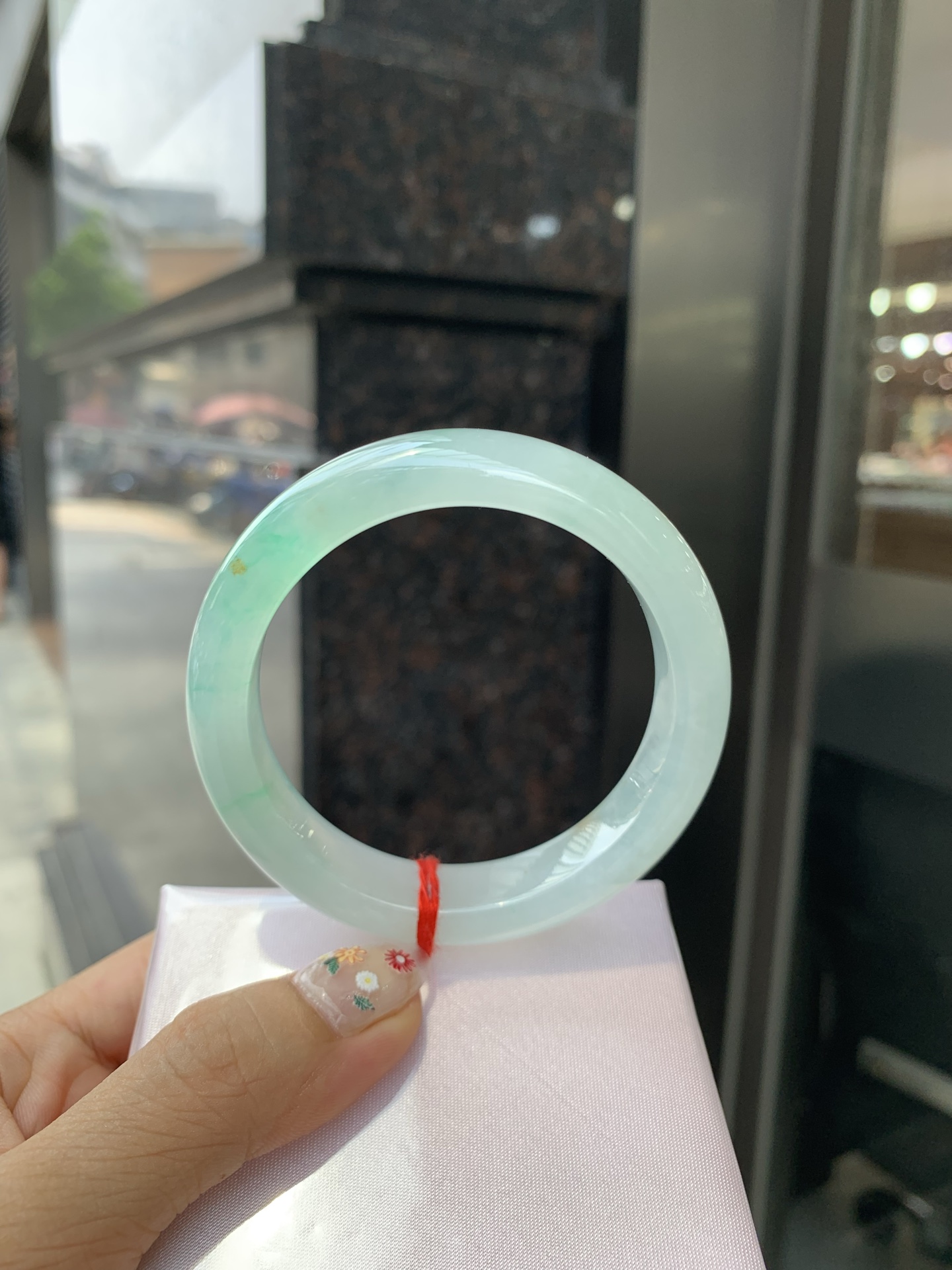 冰飘绿花洒金正圈 0523-N794 底妆冰透，冰底中开出了朵朵绿花，飘花灵动飘逸，几抹金桂花点缀，勾勒出一幅唯美诗意的山水意境画，优雅又秀气