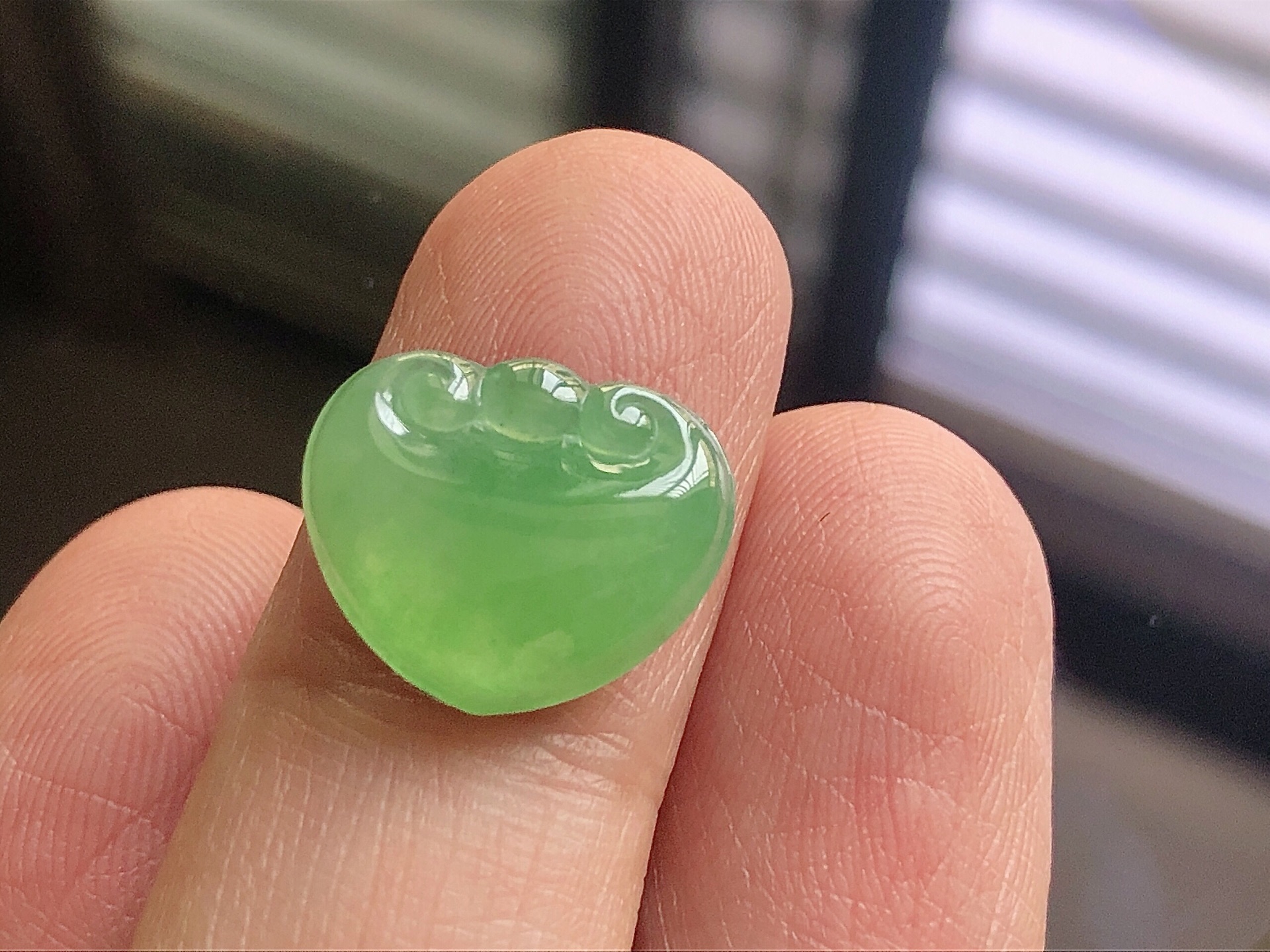 ️ 冰种阳绿如意头，色泽艳阳，通透水润，玉质细腻，夺目迷人，镶嵌效果，品相，无裂，尺寸15.3*13*4.5