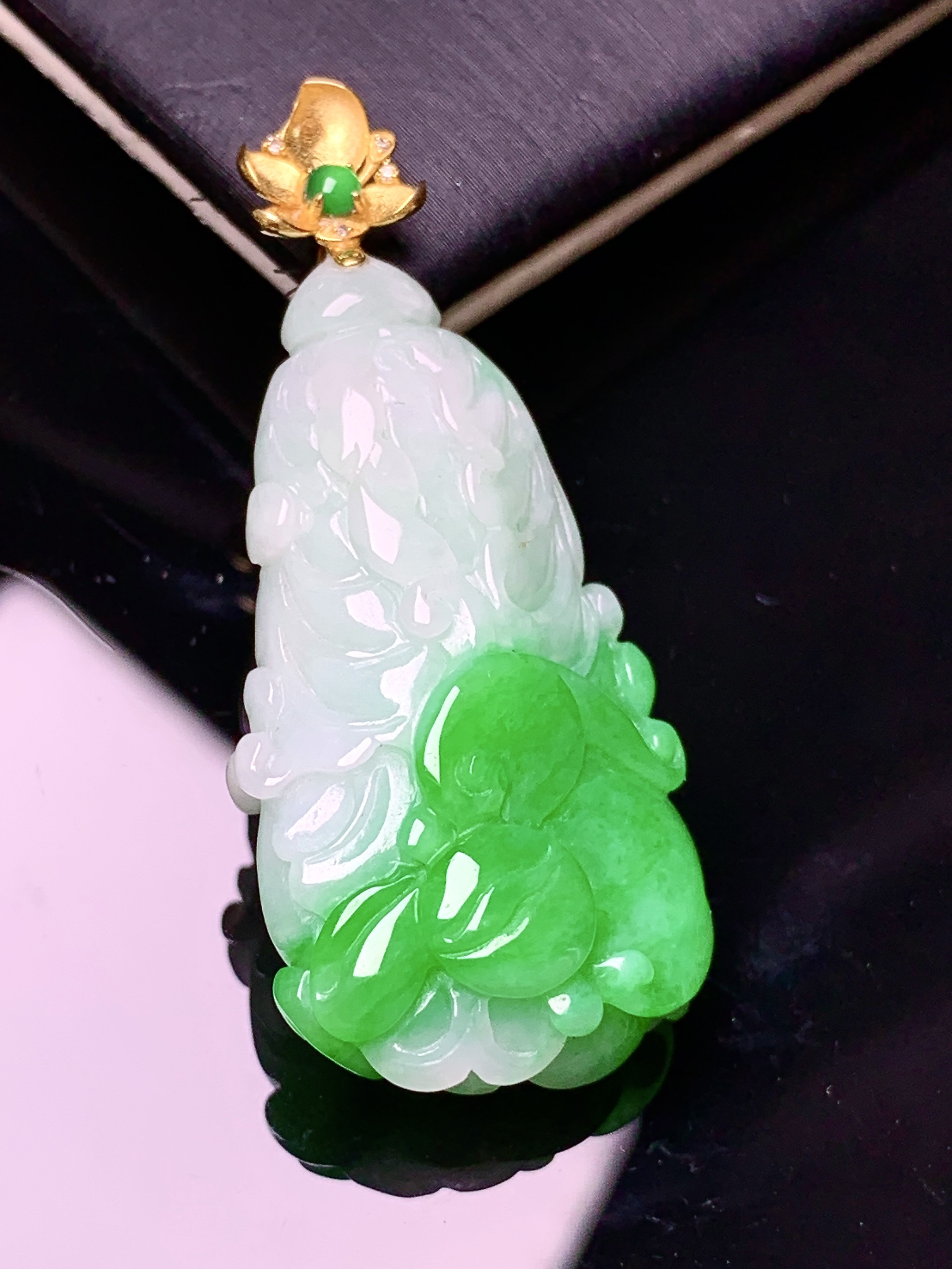 18k金镶嵌飘绿白菜吊坠 玉质细腻 色泽艳丽清新 水润亮眼 整体尺寸42.3*18.2*10.5 e