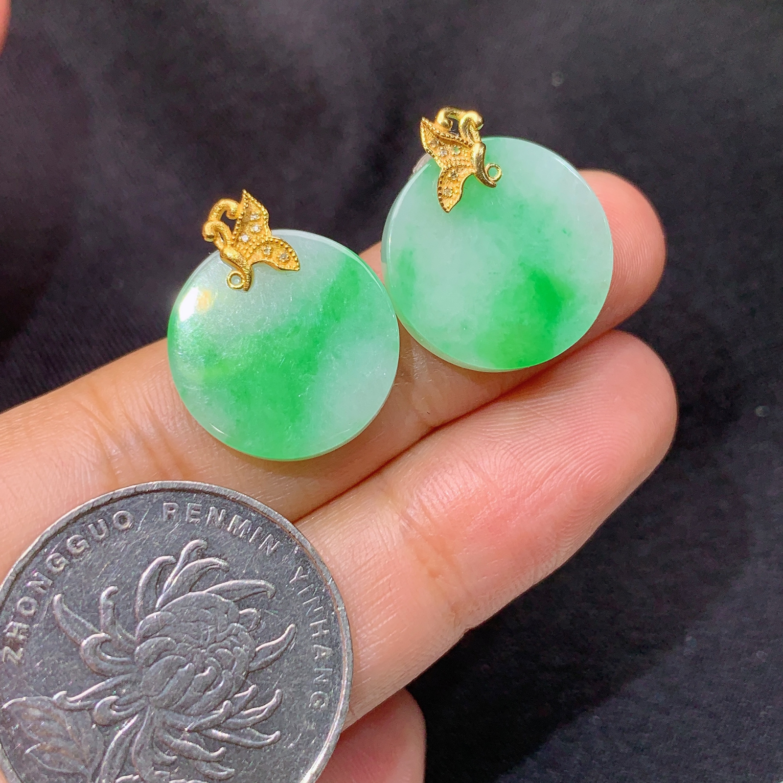 冰飘绿圆牌耳钉，18k金镶嵌，简约时尚，冰润色阳，种水足，Hl 尺寸15.9*2.9