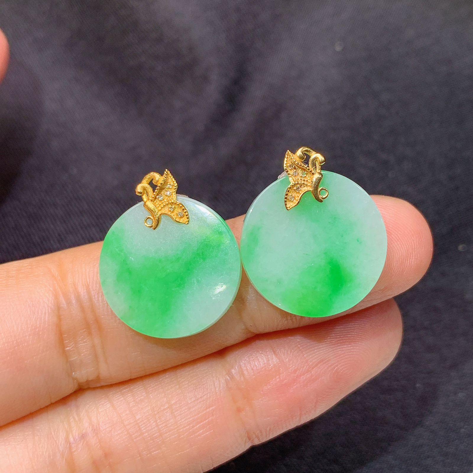 冰飘绿圆牌耳钉，18k金镶嵌，简约时尚，冰润色阳，种水足，Hl 尺寸15.9*2.9