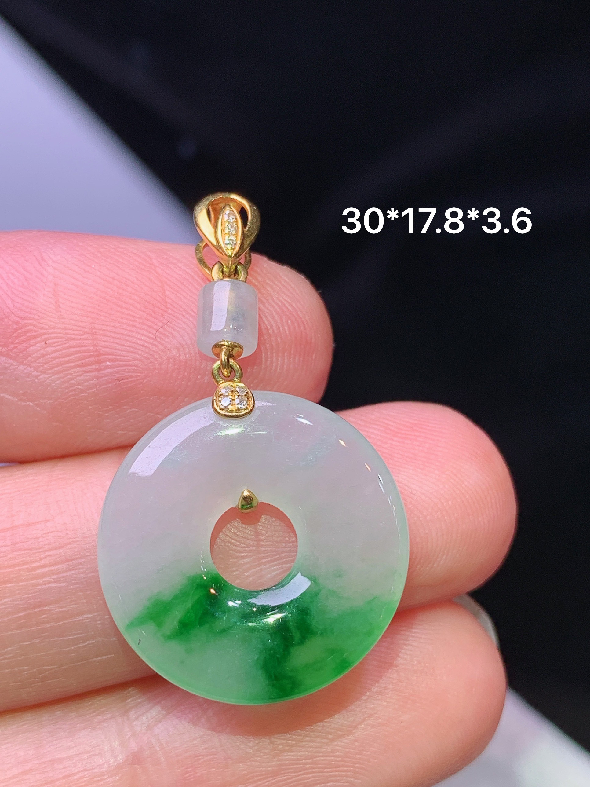 18k金镶嵌飘绿平安环吊坠 玉质细腻 色泽艳丽清新 水润亮眼 整体尺寸30*17.8*3.6 b1