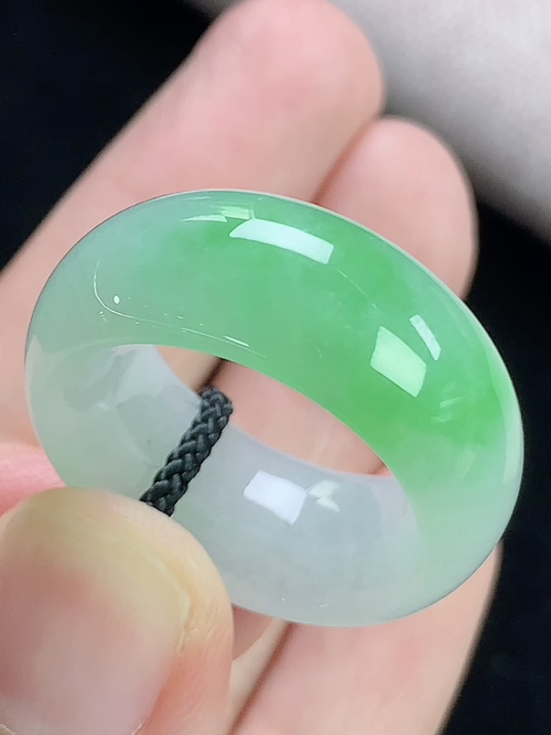 飘绿玉扳指，无裂，内径尺寸18.8-10.8-4.9mm，19号手寸，w23kxy