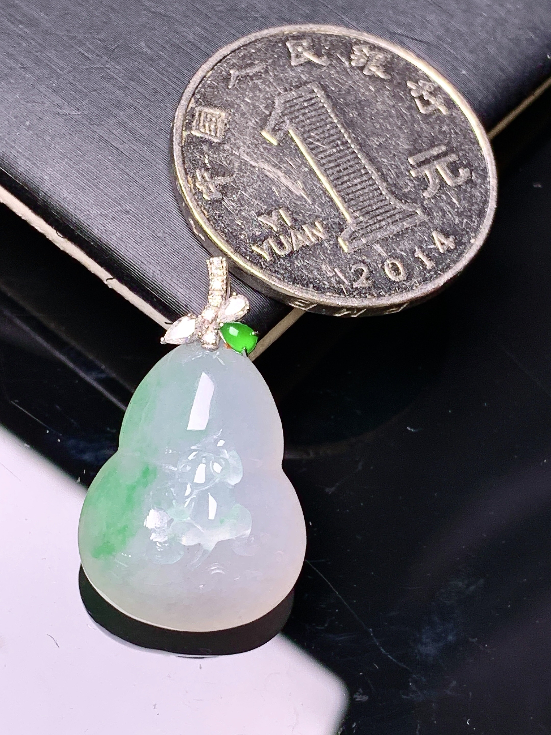 18k金钻镶嵌飘绿葫芦吊坠 玉质细腻 色泽艳丽清新 水润亮眼 整体尺寸25.8*15.8*10.8 e1