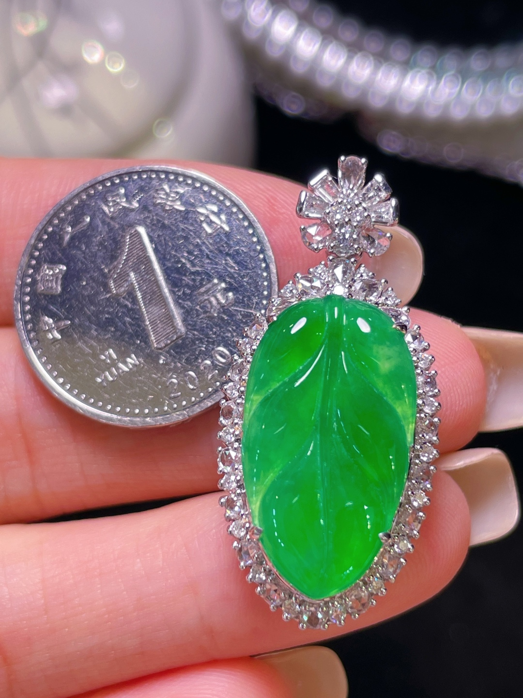 翡翠A货 叶子吊坠, 阳绿满色，料子冰润细腻，种老起光，18k金镶真钻，上身佩戴效果很好 尺寸：36.5-16.8-10.5//22.1-12.5-3.2