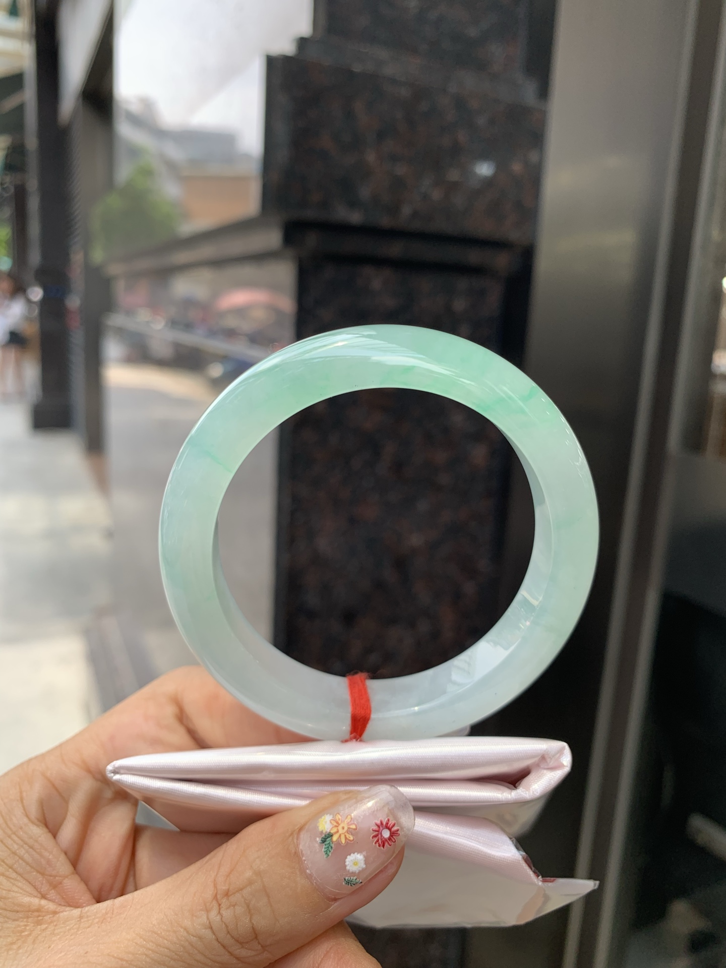 冰飘绿花正圈, 打灯细纹，底妆冰润，冰底中开出了朵朵绿花，飘花灵动飘逸，勾勒出一幅唯美诗意的山水意境