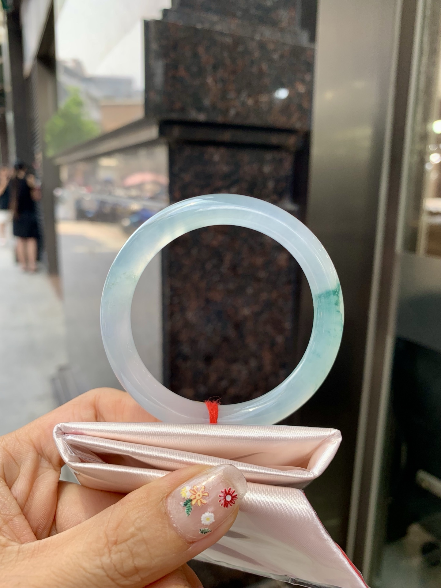 冰飘花美人条 53-8.1-8.4 0523-N797 打灯细纹，底妆冰润细腻，冰底中开出了朵朵蓝花，飘花灵动飘逸，勾勒出一幅唯美诗意的山水意境画，古典优雅又秀气