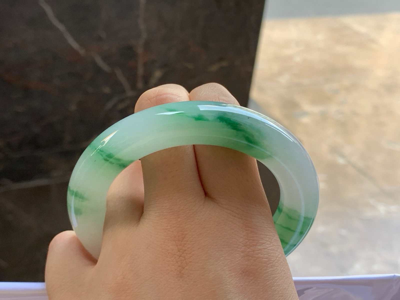 56-12.2

绿花圆条手镯^_^细腻