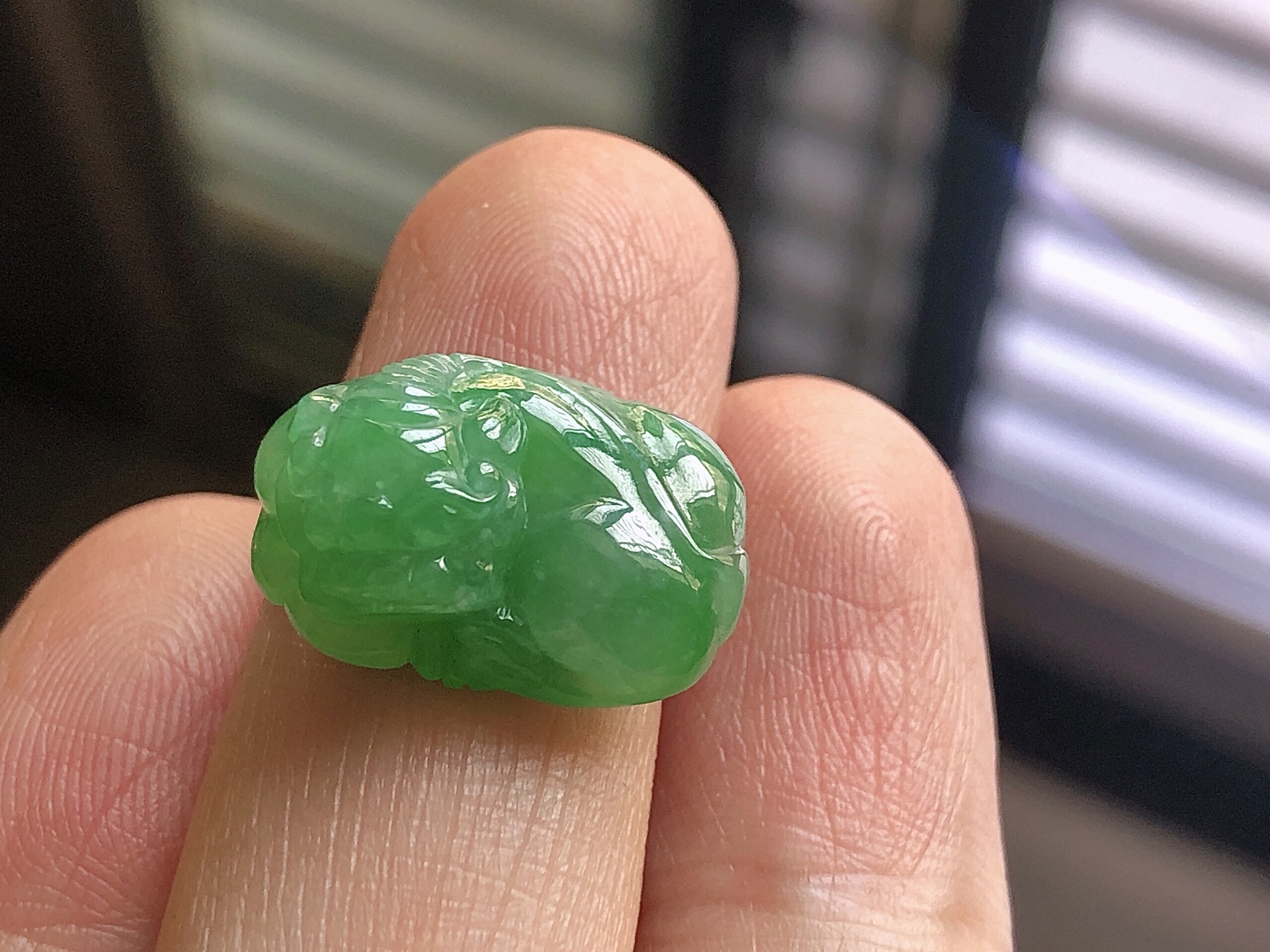 ️ 冰种阳绿貔貅， 色泽艳阳，通透水润，玉质细腻，夺目迷人，镶嵌效果，品相，无裂，尺寸19*12.7*9.6