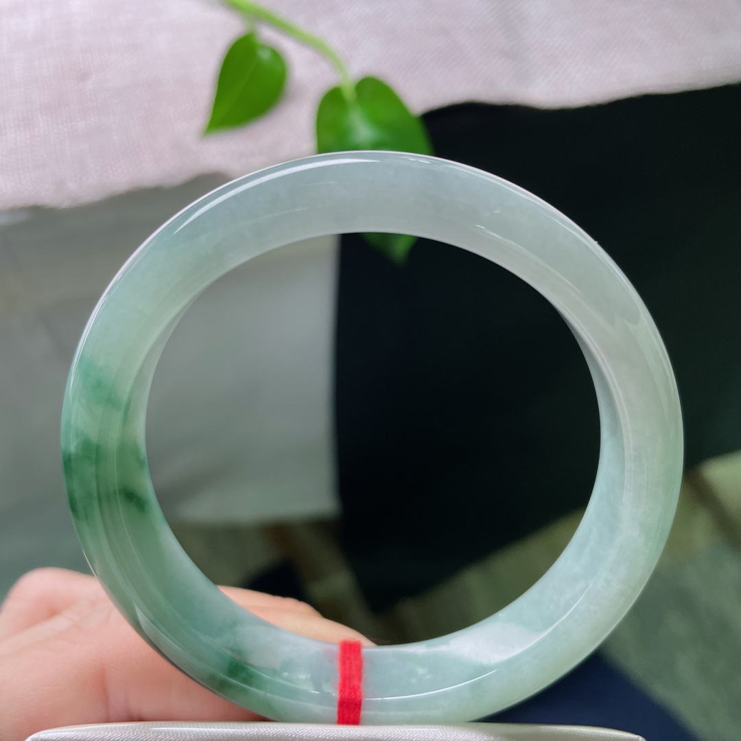 57.2/12.5/7.9，飘花正圈，水头好，温润细腻，如春风拂过湖面，漾开层层涟漪。一点皮纹，ss54501a