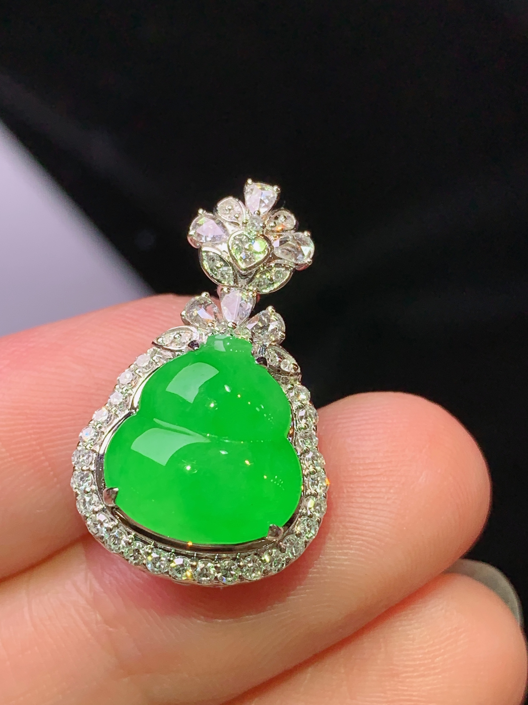18k金钻镶嵌冰阳绿葫芦吊坠 玉质细腻 色泽艳丽清新 水润亮眼 整体尺寸23.2*14.5*10 h1