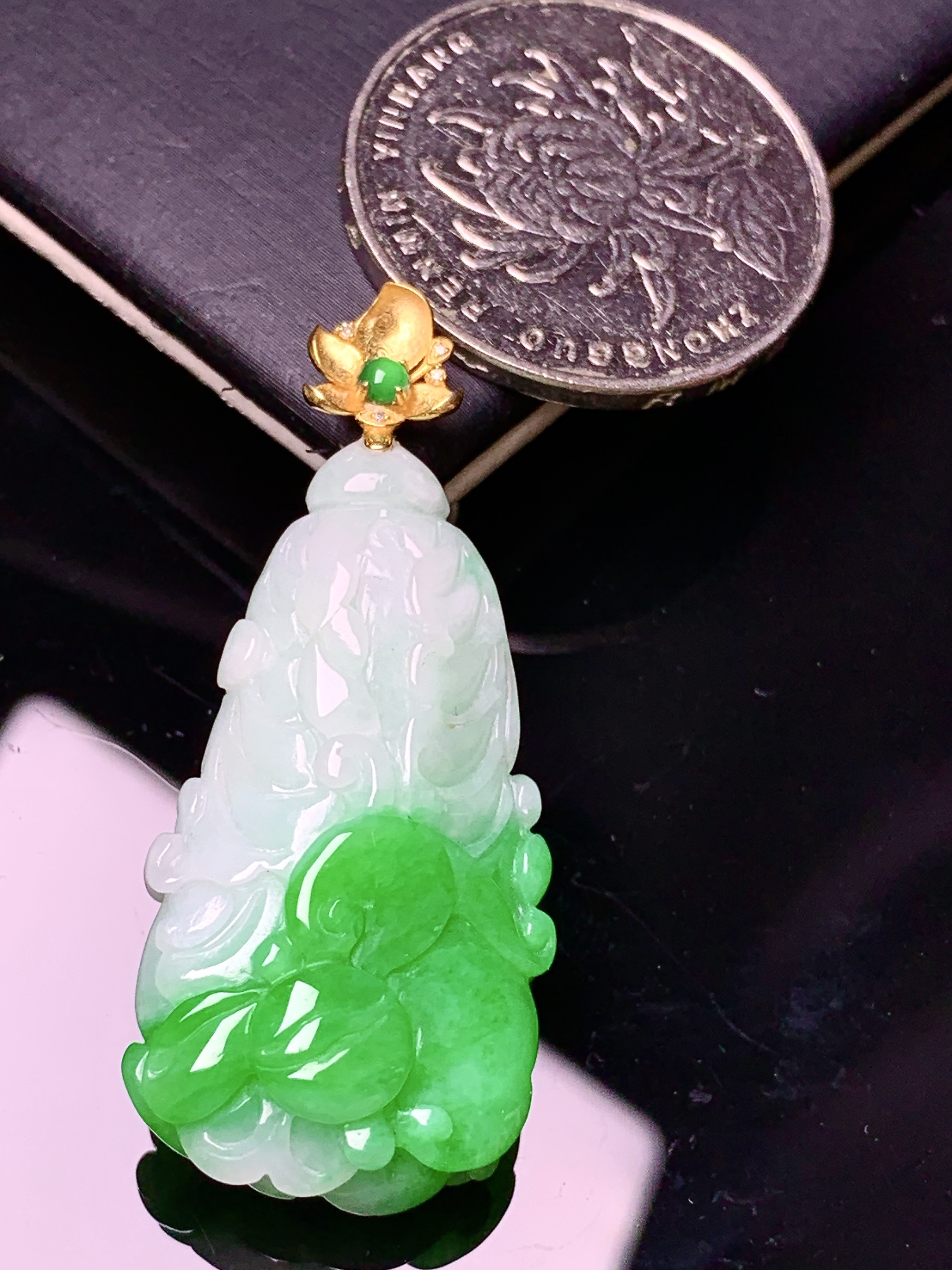 18k金镶嵌飘绿白菜吊坠 玉质细腻 色泽艳丽清新 水润亮眼 整体尺寸42.3*18.2*10.5 e1