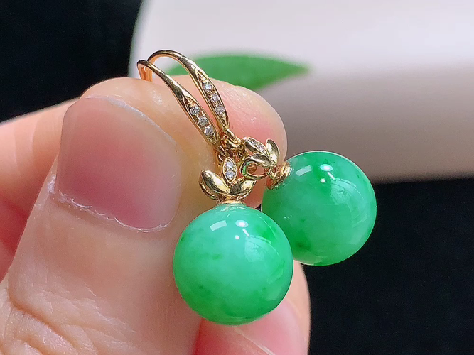 ️ 18K金伴钻绿珠耳环，无裂，尺寸取一24.2/9.8mm，包A附证书