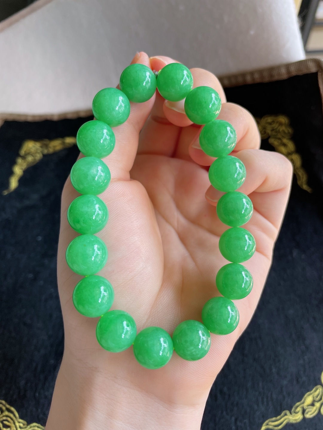 缅甸天然翡翠A货，冰满绿阳绿手串，尺寸：11.4mm。【编3485】