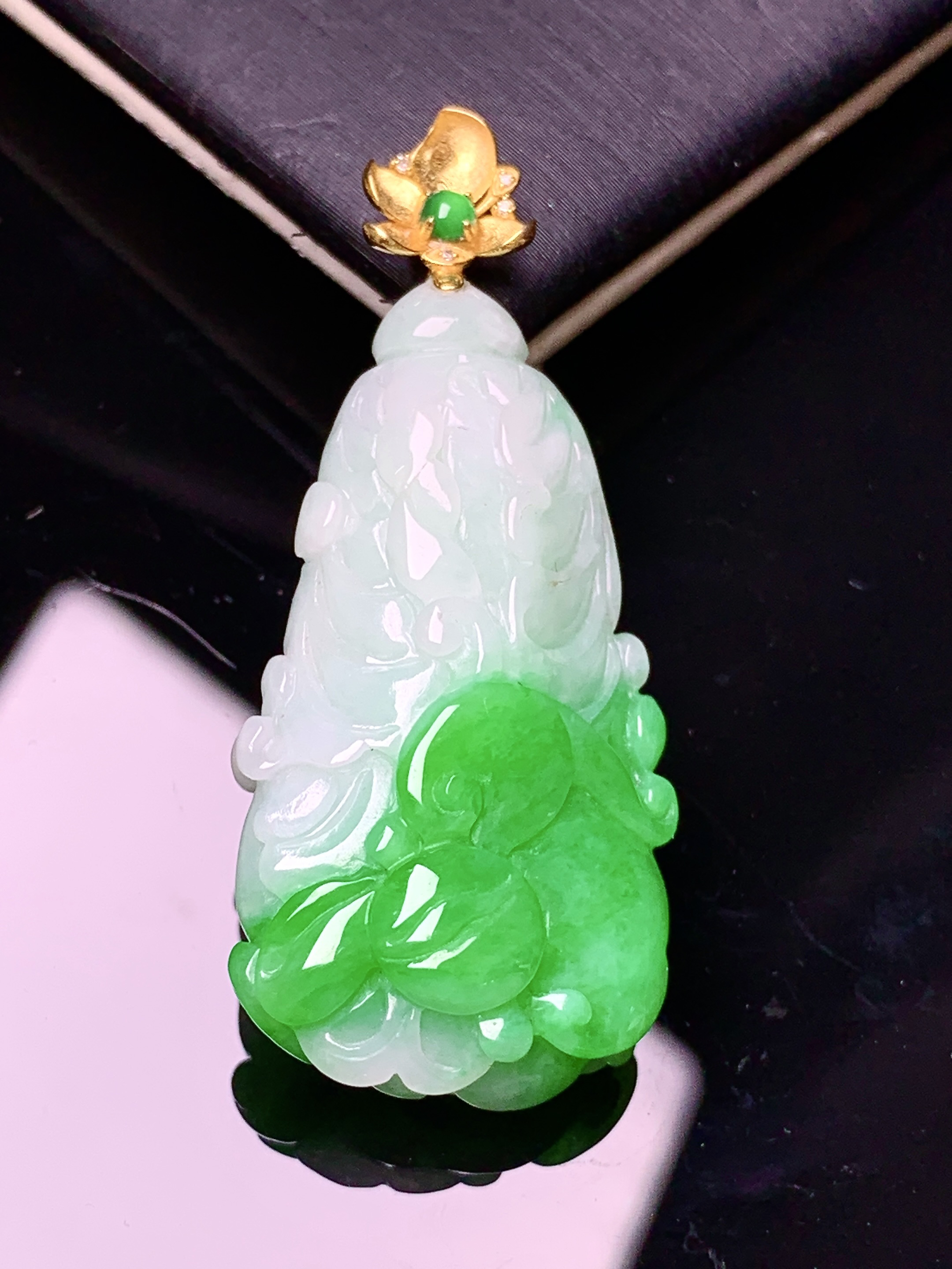 18k金镶嵌飘绿白菜吊坠 玉质细腻 色泽艳丽清新 水润亮眼 整体尺寸42.3*18.2*10.5 e1