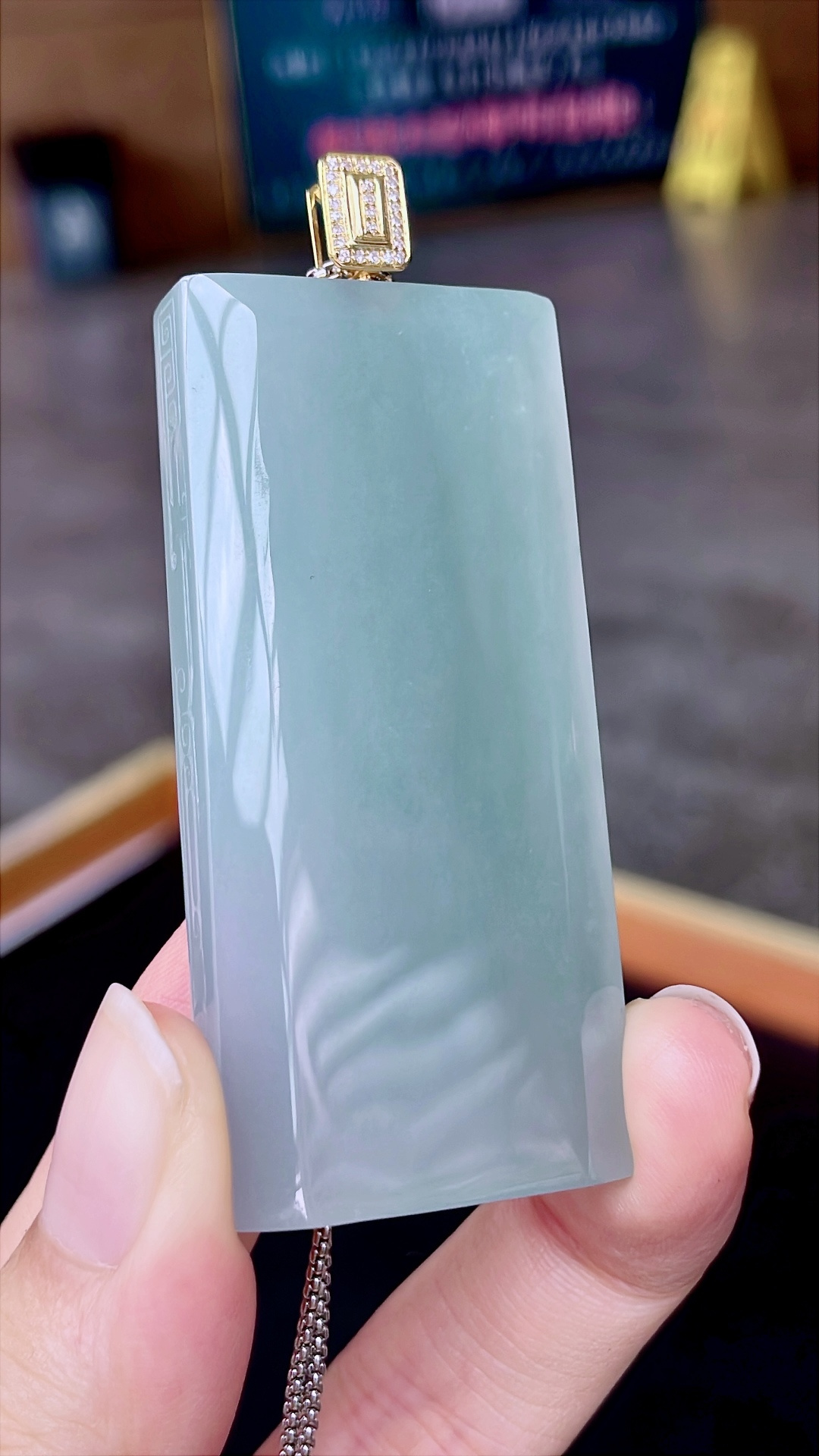 高冰晴水无事牌 油润起胶，种老肉厚，18k金镶嵌 整体：69 裸石：60/28.3/8