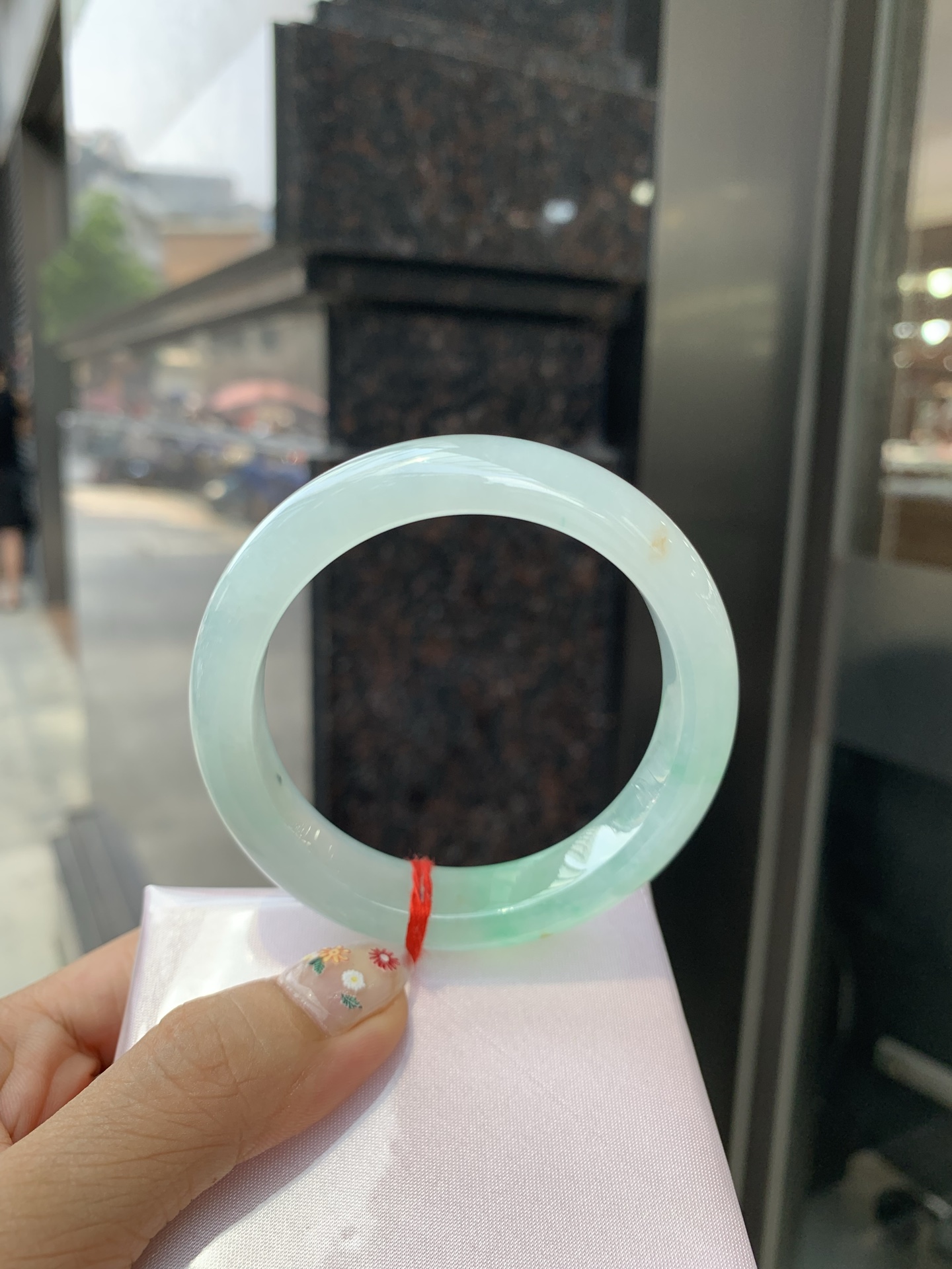 冰飘绿花洒金正圈 0523-N794 底妆冰透，冰底中开出了朵朵绿花，飘花灵动飘逸，几抹金桂花点缀，勾勒出一幅唯美诗意的山水意境画，优雅又秀气