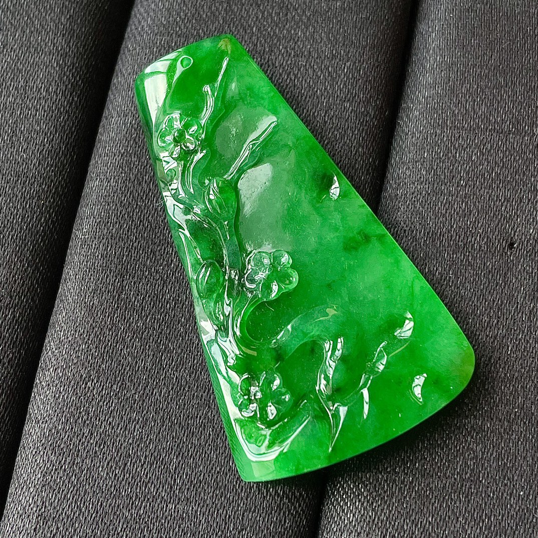 ️缅料冰辣绿山水牌，色辣水润，雕工精细，裸石尺寸43.5/25/6编码1024新作业