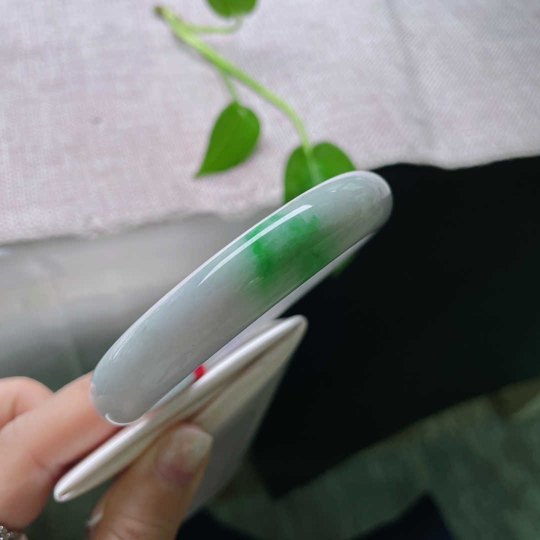飘绿正圈，翠色鲜活，贵气，肉质细腻，青白瓷系，有纹，ss51096a