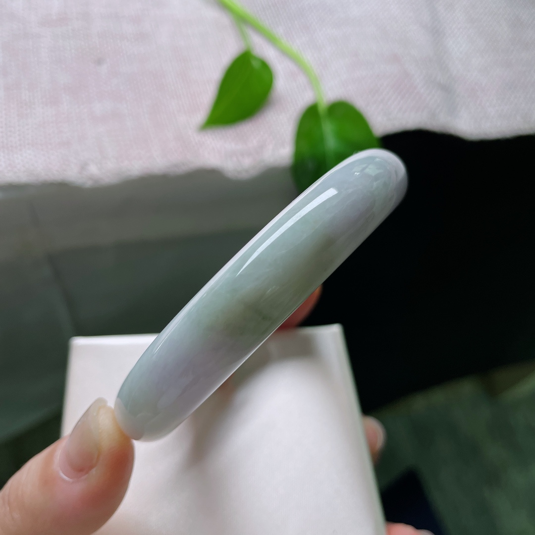 飘绿正圈，翠色鲜活，贵气，肉质细腻，青白瓷系，有纹，ss51096a