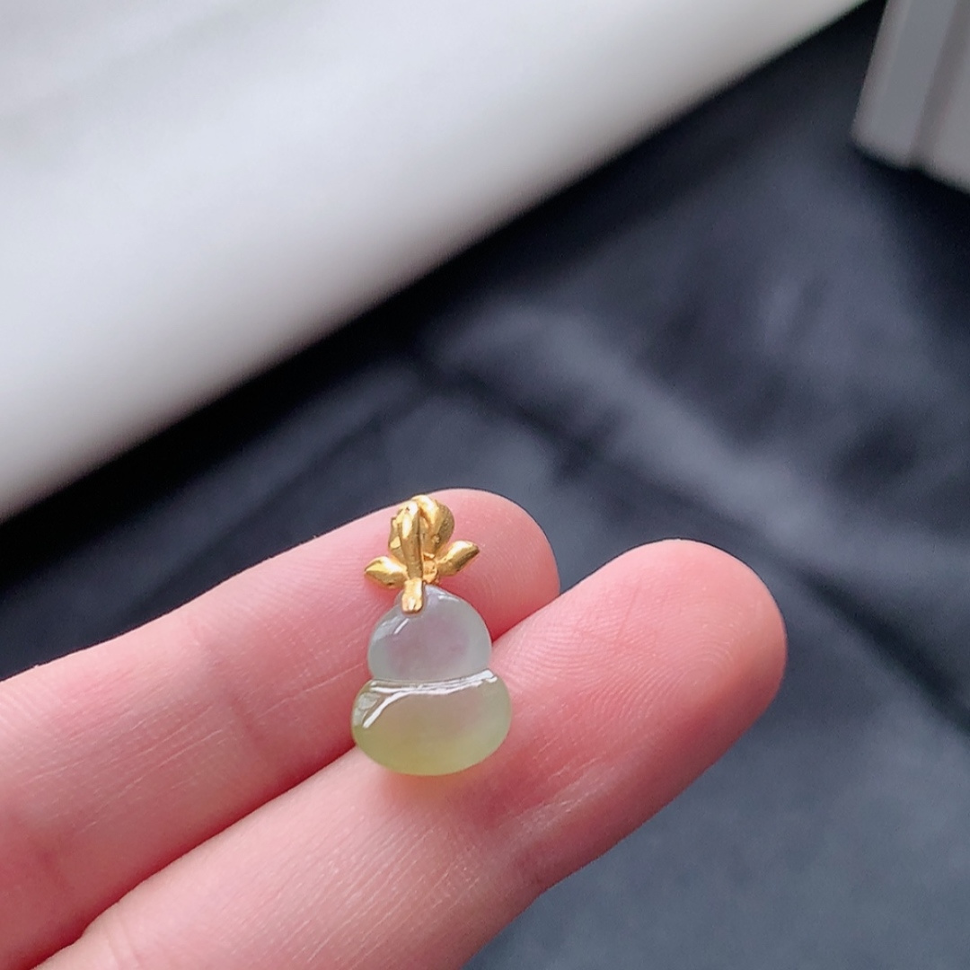 冰黄葫芦吊坠。色系艳丽，种老饱满细腻，品相喜悦，佩戴简单大方 货号63521，11.0-9.1-4.0
