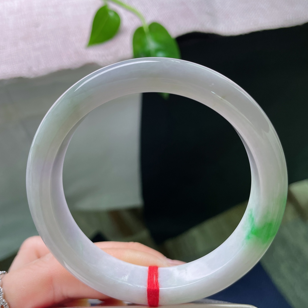 飘绿正圈，翠色鲜活，贵气，肉质细腻，青白瓷系，有纹，ss51096a