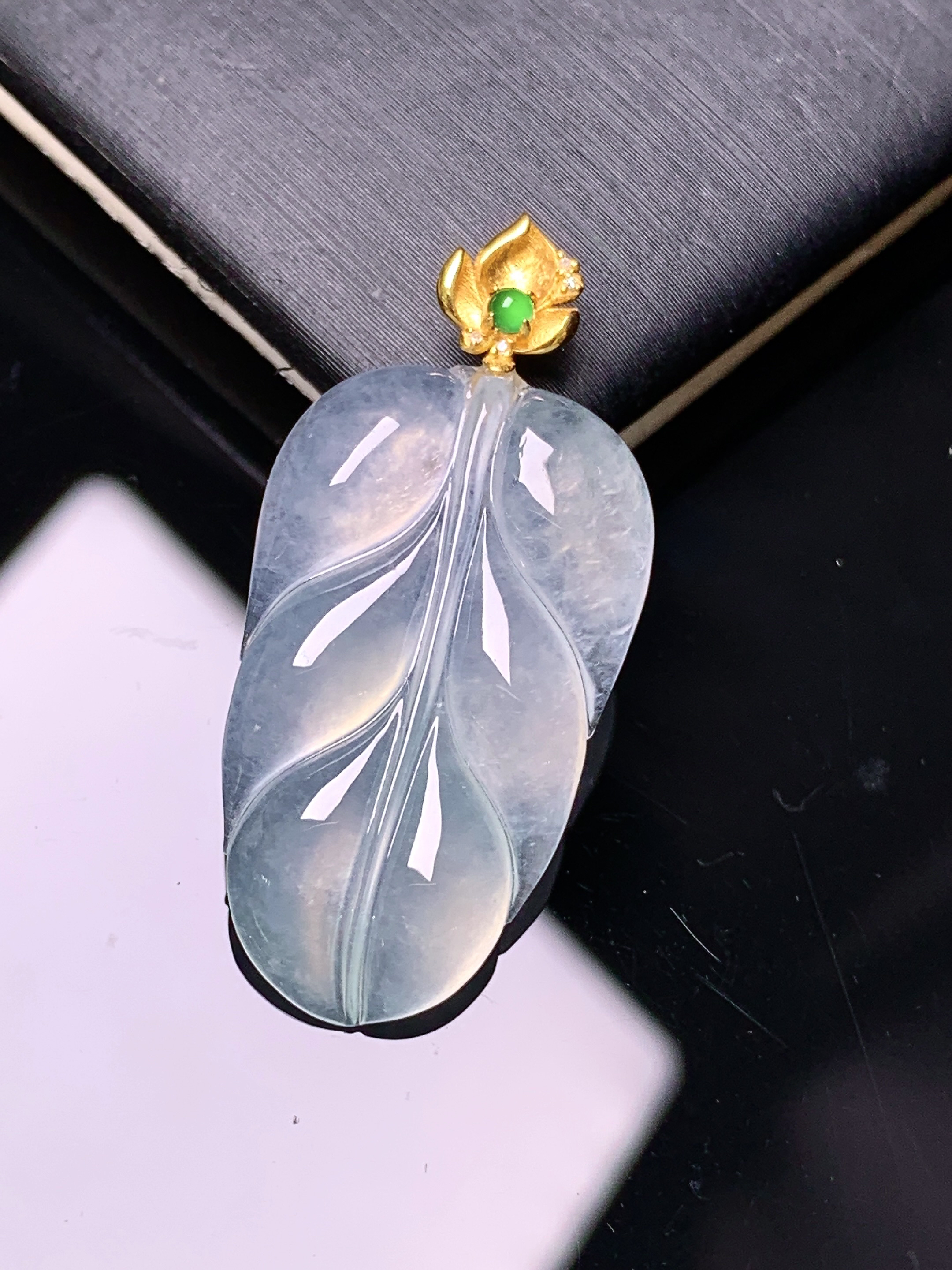 18k金镶嵌冰种树叶吊坠 玉质细腻 色泽艳丽清新 水润亮眼 整体尺寸32*15*3.6 c1