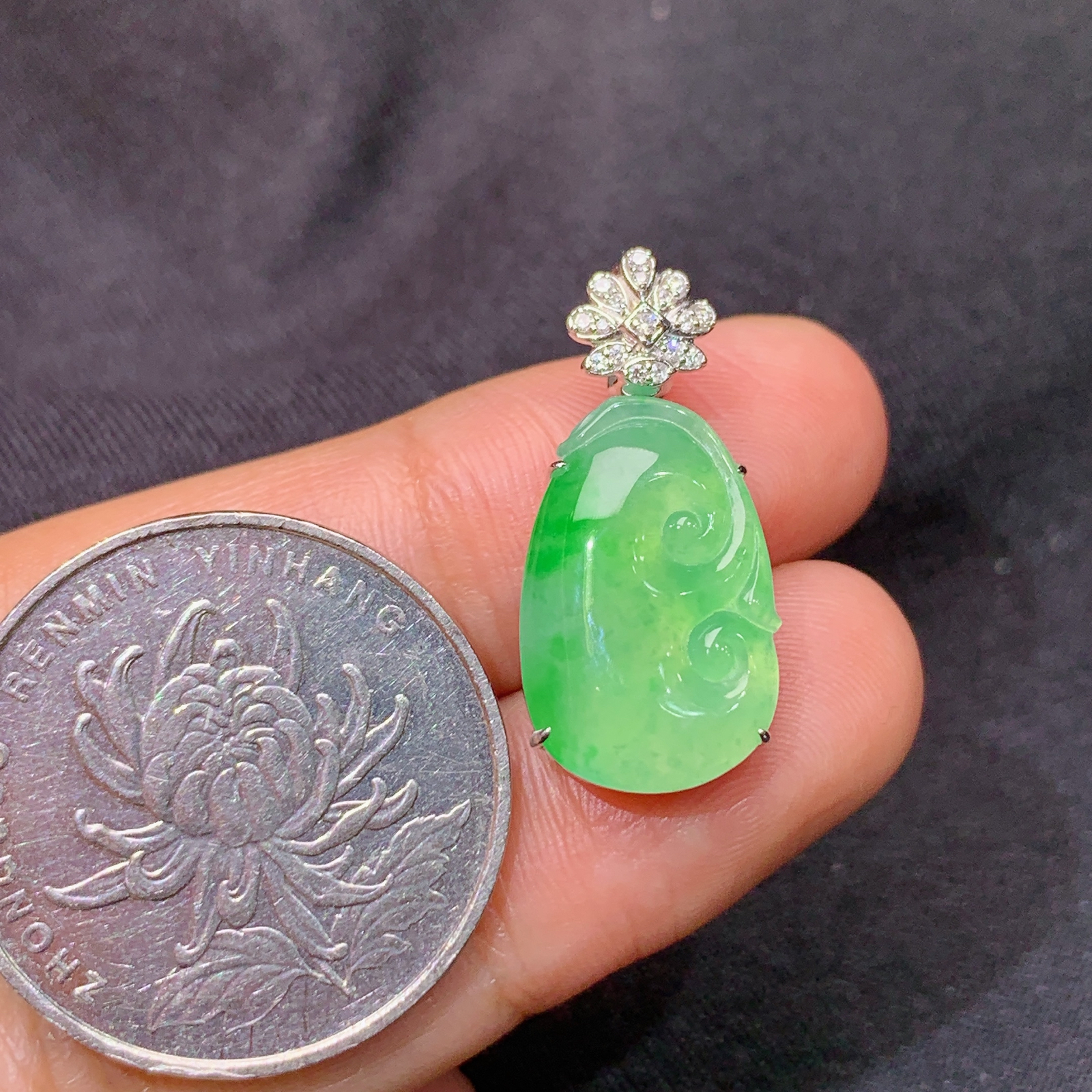冰阳绿如意吊坠，18k金镶嵌，冰润色阳，玉质细腻，种水足，Kjx 尺寸24*11*5.5