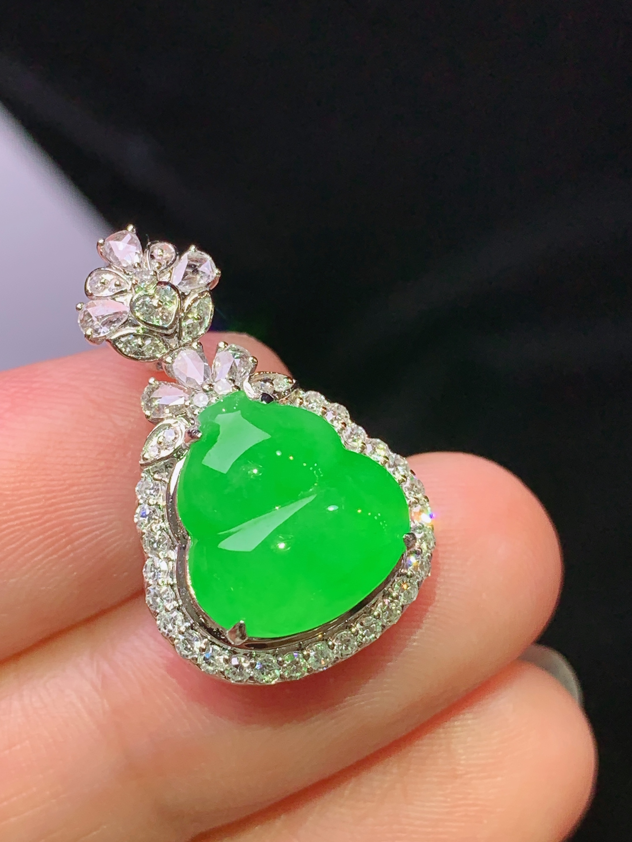 18k金钻镶嵌冰阳绿葫芦吊坠 玉质细腻 色泽艳丽清新 水润亮眼 整体尺寸23.2*14.5*10 h