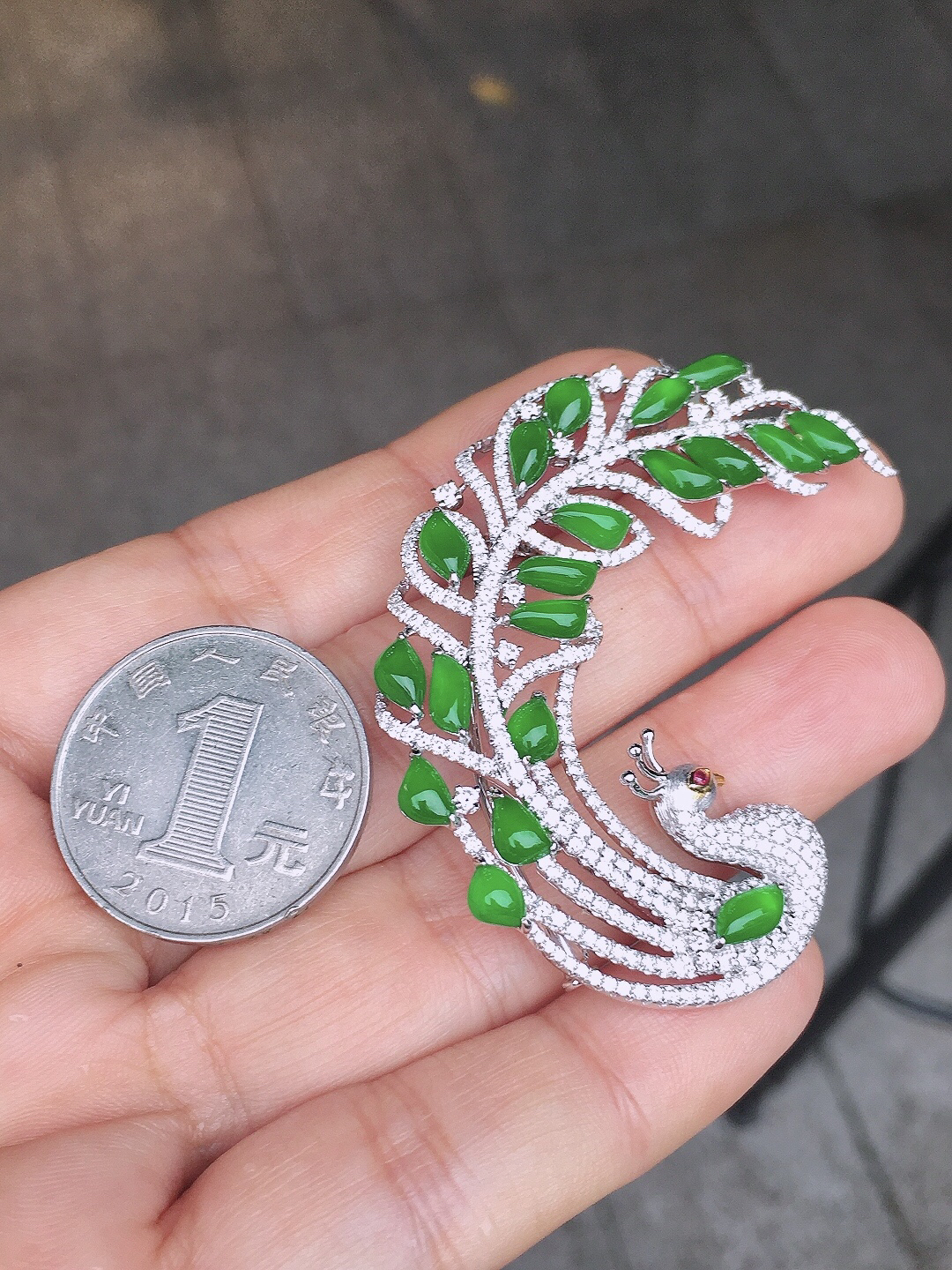 阳绿凤凰胸针/吊坠两用款，均匀艳丽，玉质细腻，荧光感超
强，饱满圆润，简单大方，尽显优雅气质，18k
金豪华镶嵌